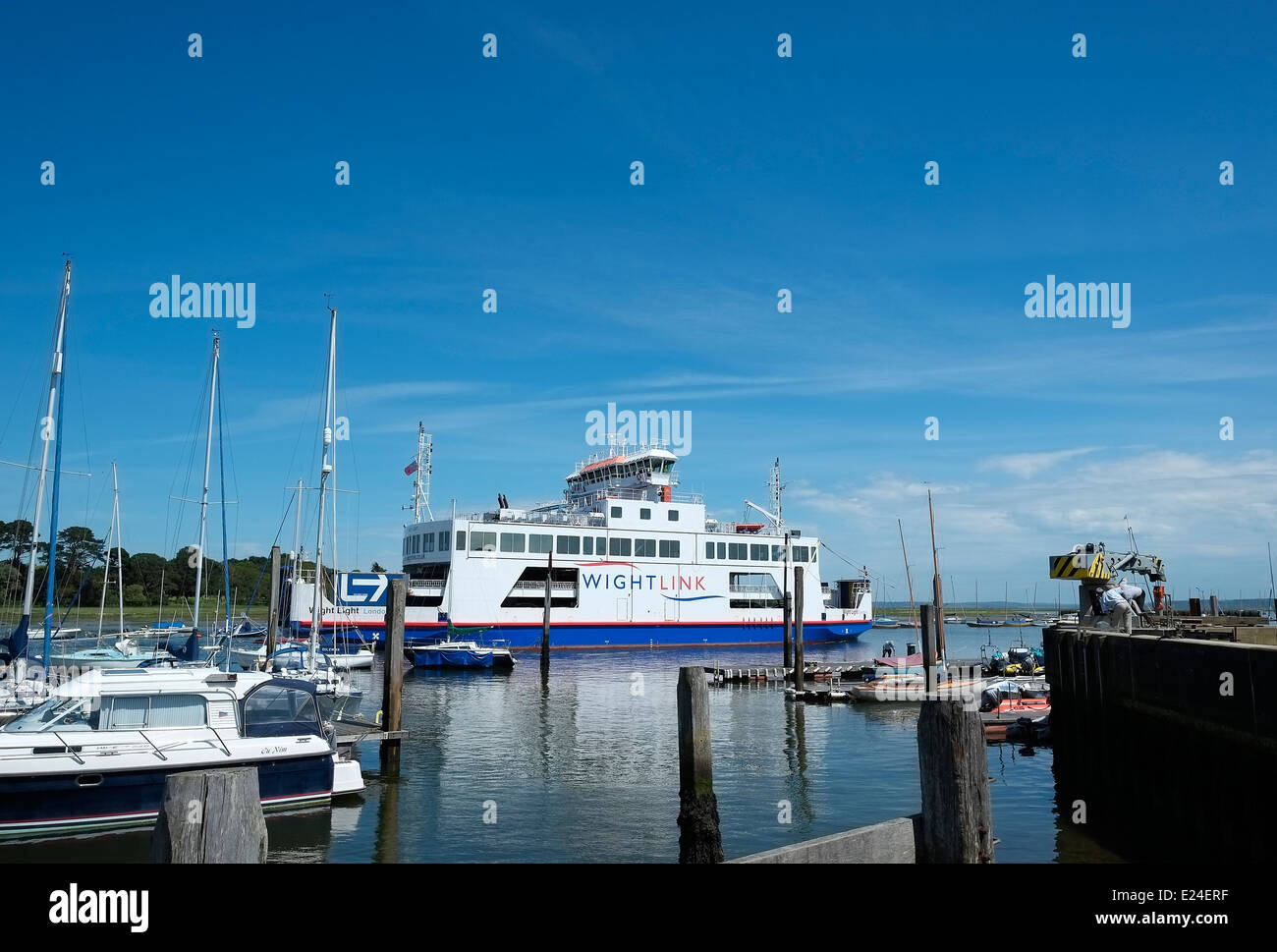 Wight Link Fähre verlassen Lymington, Hampshire, England, Vereinigtes Königreich in Richtung Yarmouth, Isle Of Wight. Stockfoto