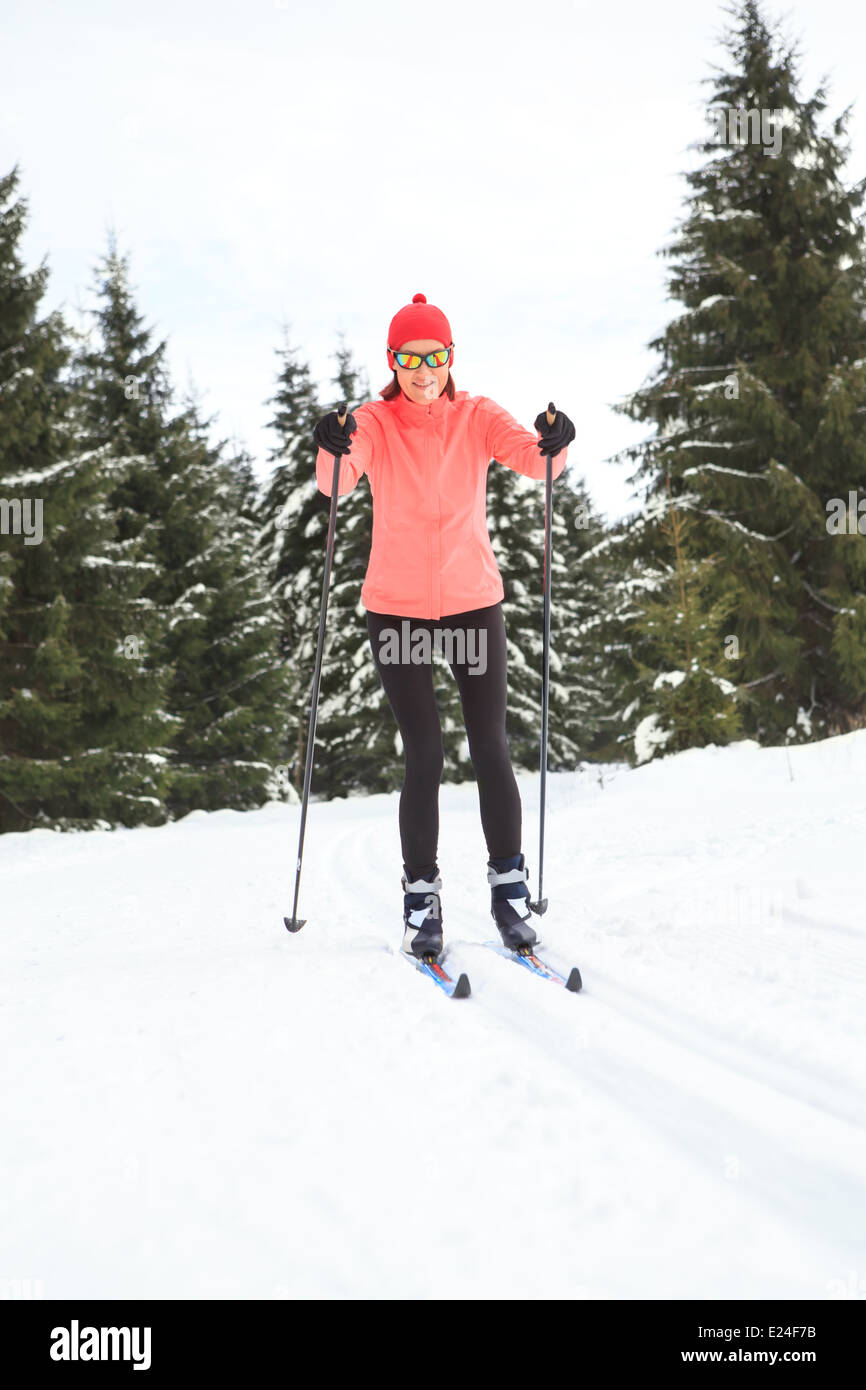 Eine Frau-Langlauf in den Alpen Stockfoto