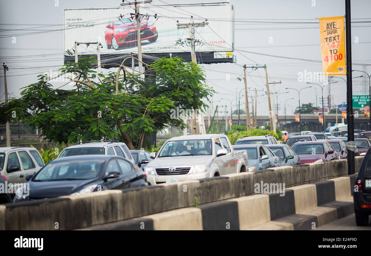 Lagos, Nigeria. 11. Juni 2014. Autos stecken im Stau in Lagos, Nigeria, 11. Juni 2014. Nigeria ist mit rund 174 Millionen Einwohnern das bevölkerungsreichste Land Afrikas. Die Wirtschaft im Jahr 2014 wurde zum größten in Afrika, mehr als 500 Milliarden Dollar Wert. Foto: Hannibal/Dpa/Alamy Live News Stockfoto