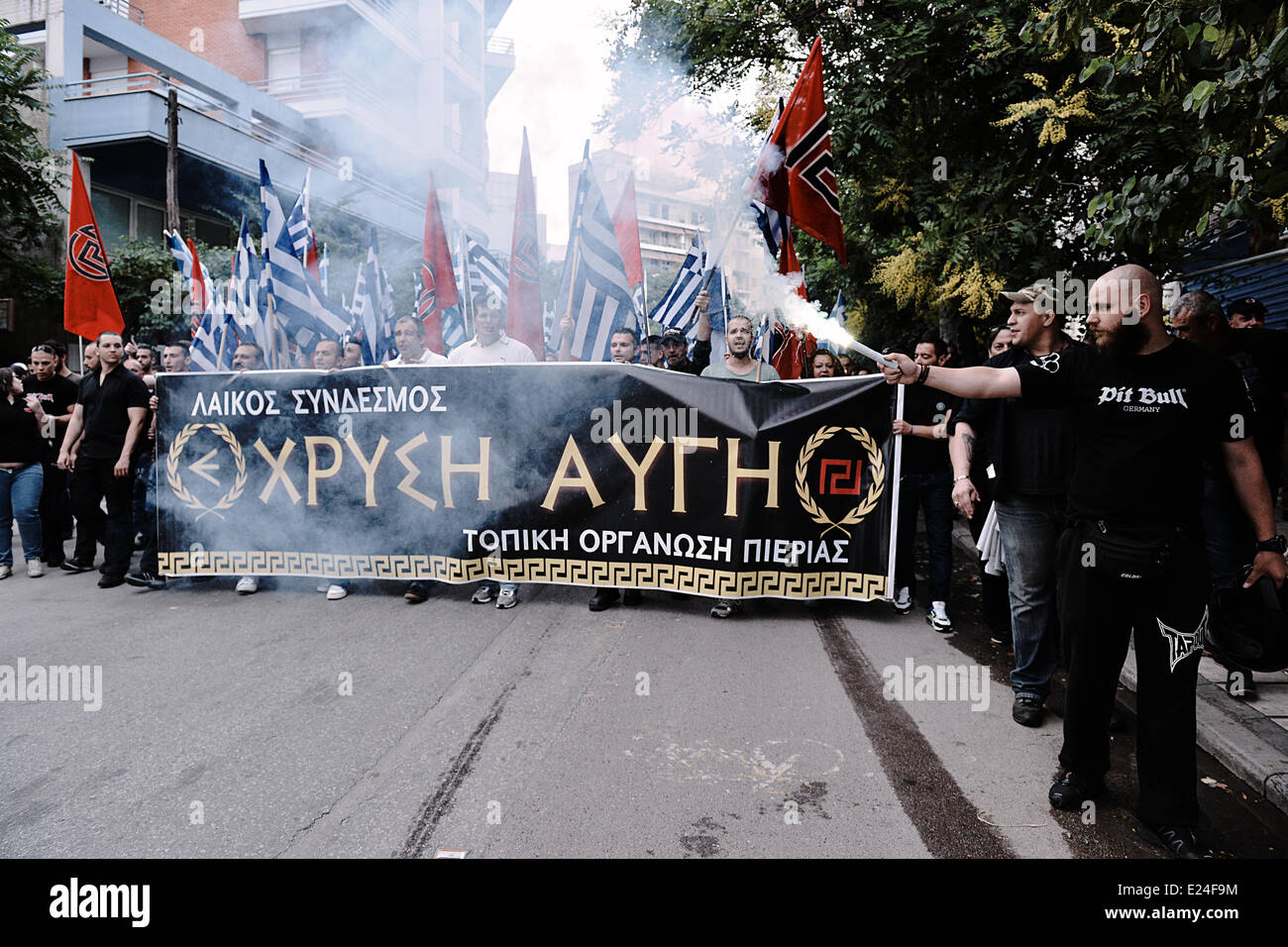 Thessaloniki, Griechenland. 16. Juni 2014. Golden Dawn rechtsextreme Partei Anhänger während einer Protestaktion März in Thessaloniki, 16. Juni, Griechenland 2014 Credit: Giannis Papanikos/Alamy Live News Stockfoto