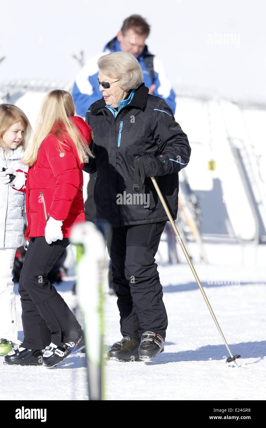 Prinz Willem-Alexander und Prinzessin Maxima, Prinzessin Catharina-Amalia, Prinzessin Alexia Prinzessin Ariane posieren für Fotografen während einer Foto-Session in der österreichischen Skigebiet von Lech. Die niederländische Königsfamilie verbringt ihren Winterurlaub in den westlichen österreichischen Bundesland Vorarlberg. Lech, Österreich - 18.02.2013 Stockfoto