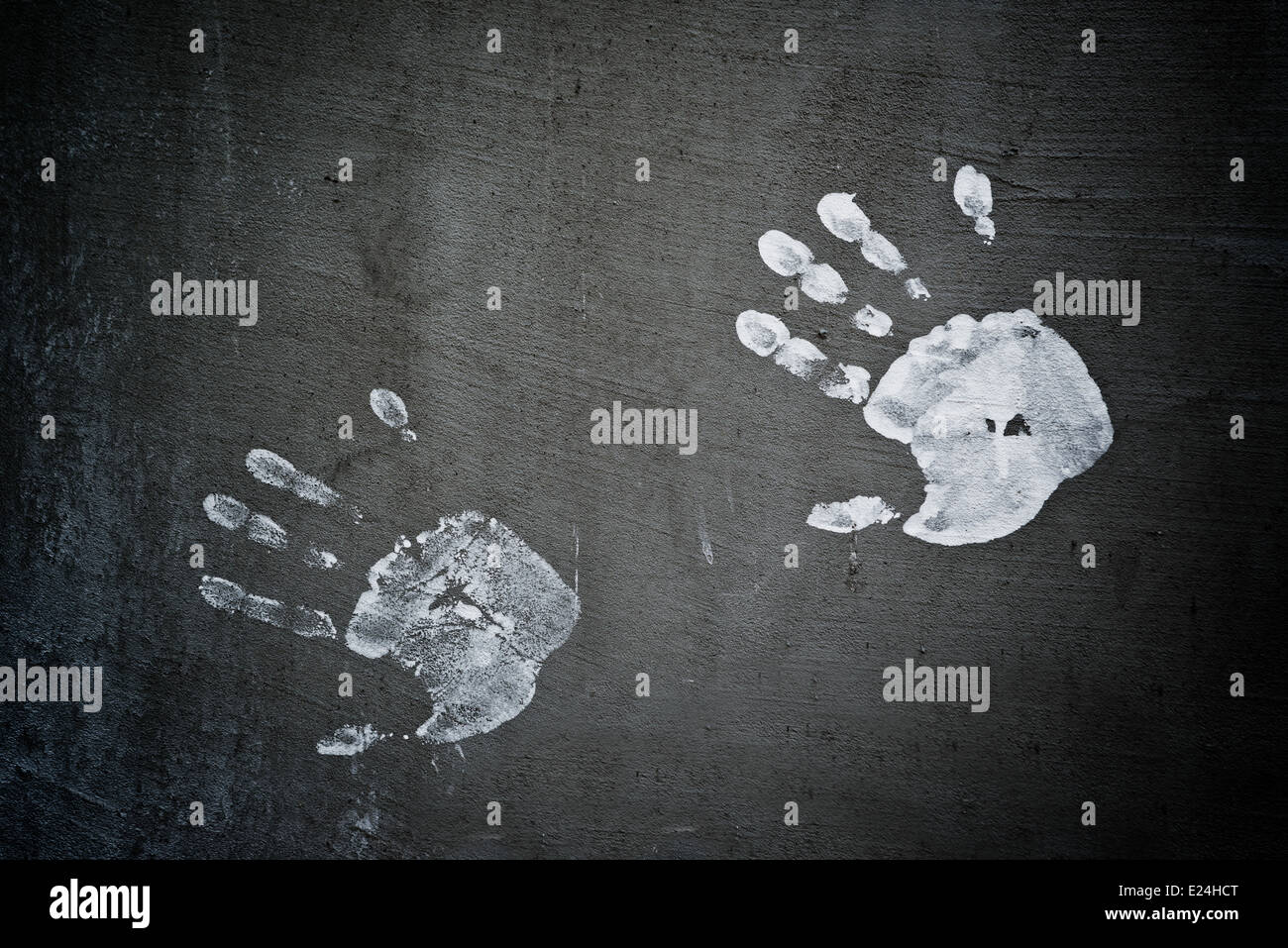 Hand druckt auf Grunge-Wand. Menschlichen Handfläche auf Grunge Texturen. Stockfoto