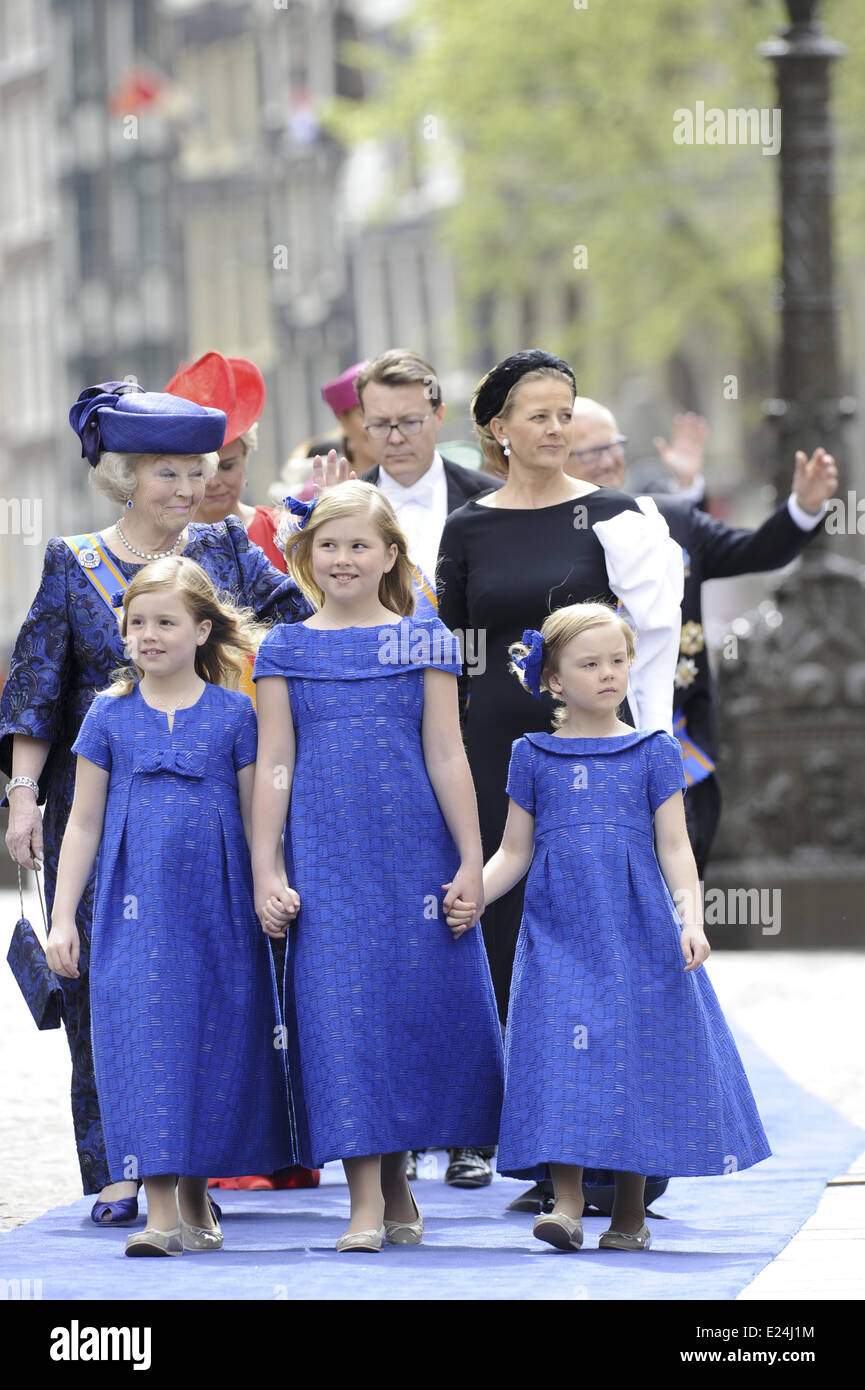 Prinzessin Beatrix, wieder Reihe links, und Prinzessin Mabel, hintere Reihe rechts, gehen Sie zusammen mit Prinzessin Alexia, vorne links, Krone Prinzessin Catharina-Amalia, vorne in der Mitte und Prinzessin Ariane, vorne rechts, in Richtung Nieuwe Kerk oder New Church. Amsterdam, Niederlande - 30.04.2013 wo: AMSTERDAM, Niederlande bei: 30. April 2013 Stockfoto