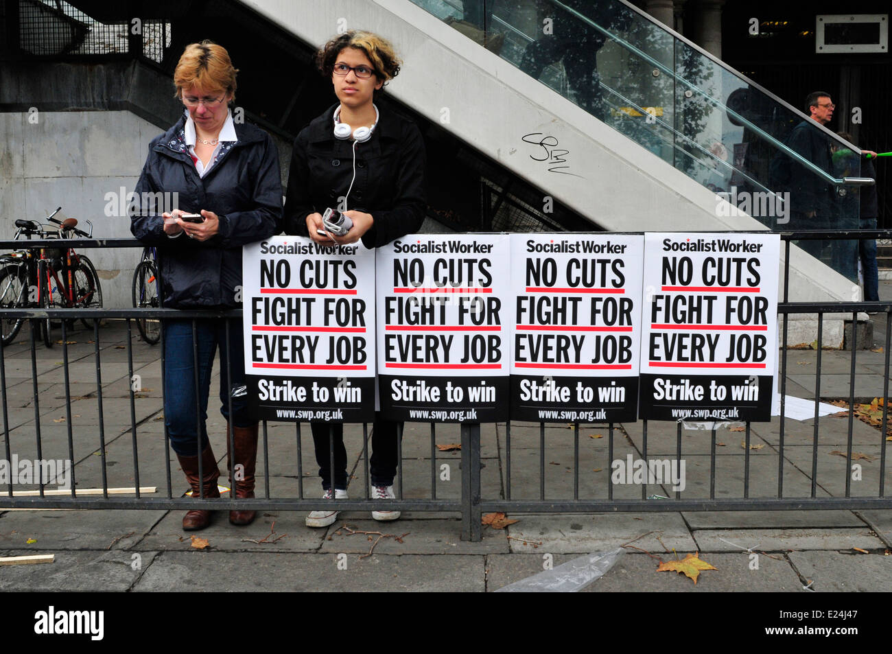 Zwei Frauen stehen neben Plakaten lesen "keine Kürzungen, Kampf um jeden Arbeitsplatz" Stockfoto