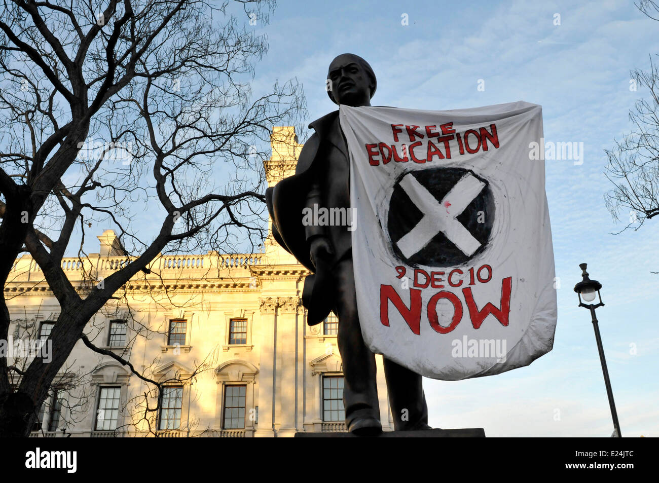 Ein Banner angebracht, eine Statue in Bundesplatz, lesen "Kostenlose Bildung jetzt" Stockfoto