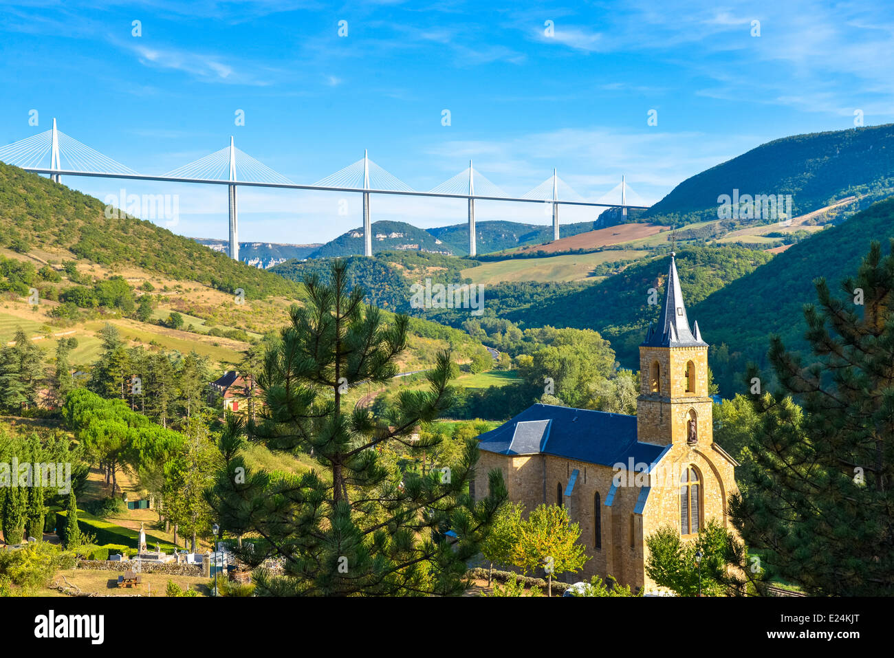 die berühmte Brücke/Viadukt über den Fluss Aveyron in der Nähe von Millau, Frankreich gesehen aus dem Dorf Peyre Stockfoto