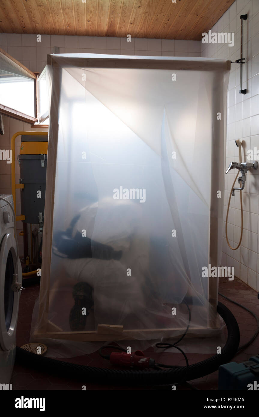 Asbest Arbeitnehmer in einem Zelt aus Sicherheitsgründen Stockfoto