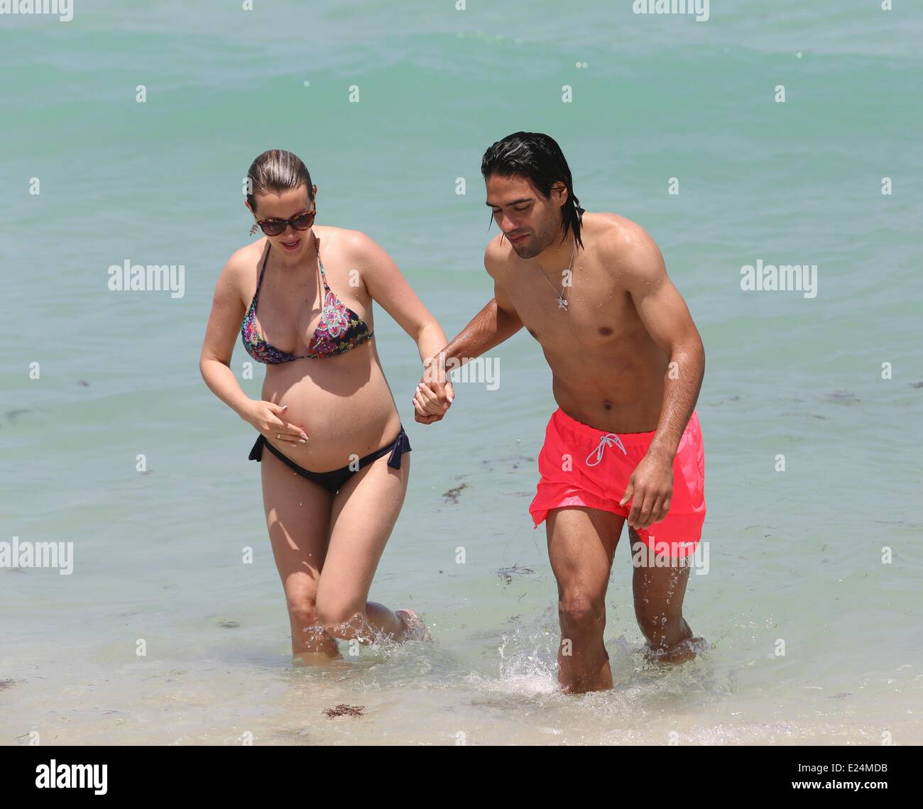 Fussball Star Radamel Falcao Garc A Und Schwangere Frau Lorelei Taron Geniessen Den Tag Am Strand Von Miami Wo Miami Florida Vereinigte Staaten Wann 18 Juni 2013 Stockfotografie Alamy