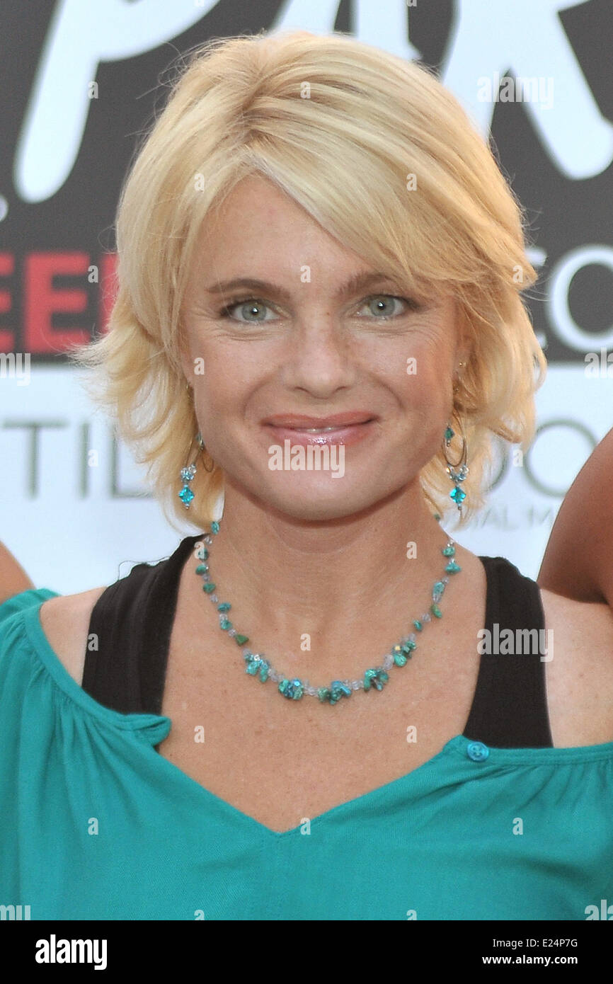 Baywatch Babe Erika Eleniak Besucht Eine Party In Tilburg Nachdem Sie Besucht Hat Johnbeerens Com Beauty Shop Auf Dem Foto Erika Eleniak Where Tilburg Die Niederlande 8 August 2013 Stockfotografie Alamy