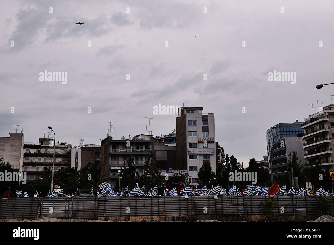Thessaloniki, Griechenland. 15. Juni 2014. Anhänger der rechtsextremen Partei eine regierungsfeindliche Demonstration im Zentrum von Thessaloniki statt Golden Dawn. Gleichzeitig Mitglieder der anti-faschistischen Gruppen versucht, den Golden Dawn Demonstrationszug zu stoppen aber durch die Polizei verhindert. Bildnachweis: Giannis Papanikos/NurPhoto/ZUMAPRESS.com/Alamy Live-Nachrichten Stockfoto