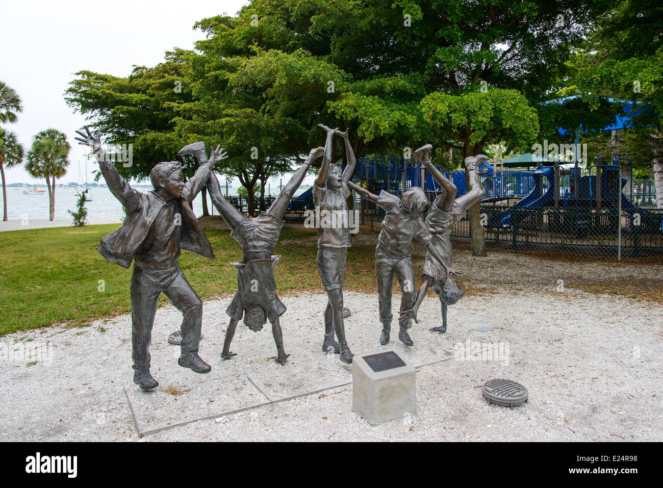 "Olympic Wannabees" - eine Bronze-Skulptur von Glenna Goodacre in Sarasota Bay Front Park, Sarasota, Florida, USA. Stockfoto