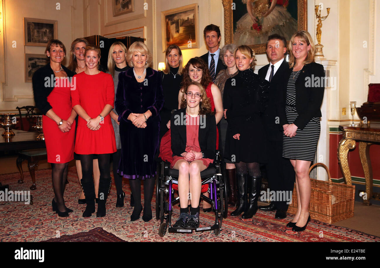 Mary King, Tina Cook, Laura Bechtolsheimer, Zara Phillips, Camilla, Herzogin von Cornwall, Tina Fletcher, Natasha Baker, Sophie Christiansen, William Fox-Pitt, Deb Criddle, Sophie Wellls, Peter Charles und Nicola Wilson Pose für ein Foto im Rahmen eines Empfangs, veranstaltet von der Herzogin von Cornwall für die British Equestrian Teams aus London 2012 Olympischen Spiele und Paralympics am Clarence House Featuring: Mary King, Tina Cook , Laura Bechtolsheimer, Zara Phillips, Camilla, Herzogin von Cornwall, Tina Fletcher, Natasha Baker, Sophie Christiansen, William Fox-Pitt, Deb Criddle, Sophie Wellls, Peter Charles, Nicola Wilson W Stockfoto