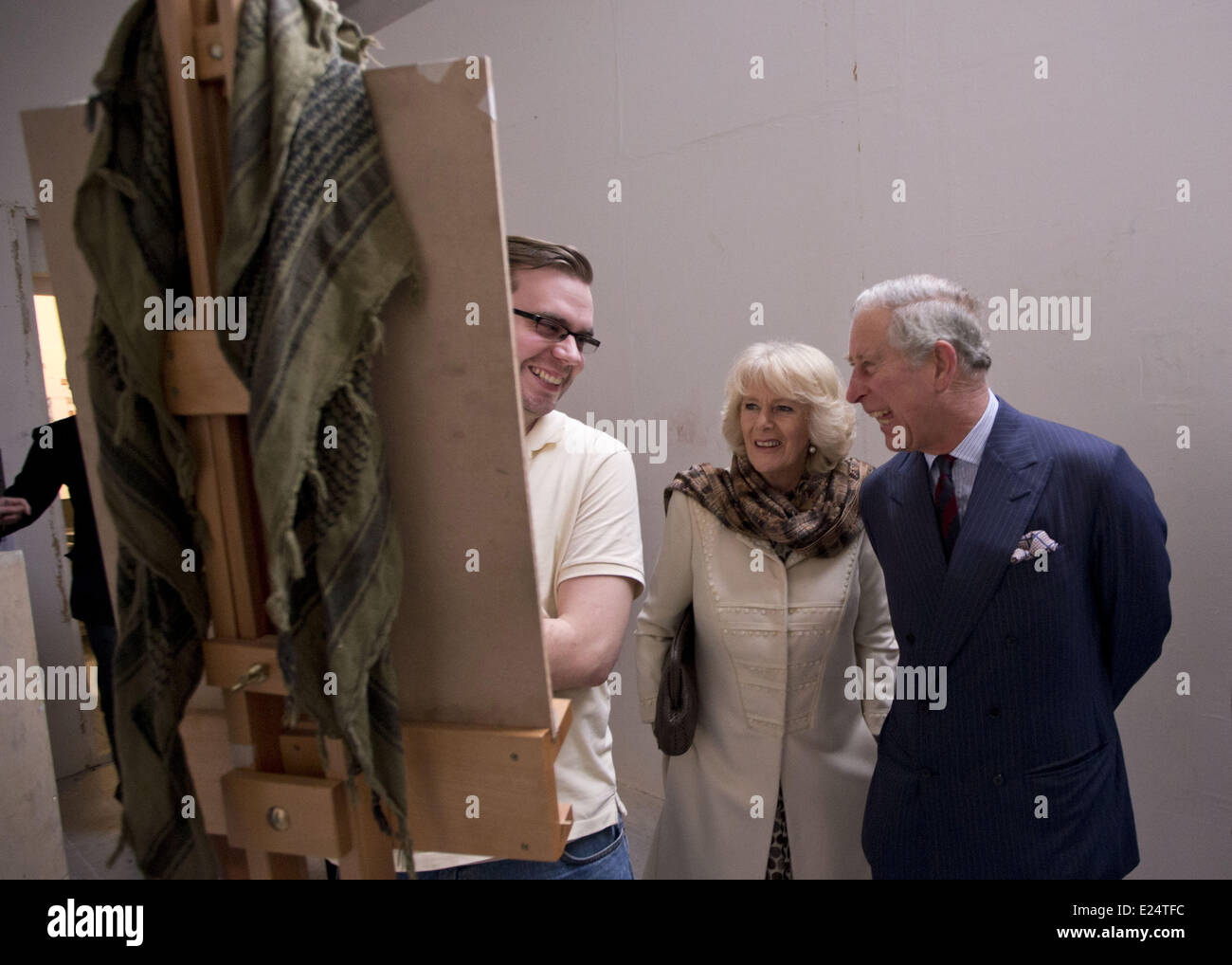 Großbritanniens Prinz Charles, Recht, scherzt mit einem Studenten als er und seine Frau Camilla, die Herzogin von Cornwall, Zentrum, besuchen eine Zeichenklasse bei & Gilden der Stadt von London Art School in London, Donnerstag, 24. Januar 2013. Die Kunstschule, gegründet im Jahr 1879, bekannt für seine Lehre des hohen Niveau handwerklichen Fähigkeiten und das Königspaar sprach für Studenten und Mitarbeiter Donnerstag über die Fachausbildung zur Restaurierung und Konservierung Berufseinsteiger.  Wo: London, Vereinigtes Königreich bei: 24. Januar 2013 Stockfoto