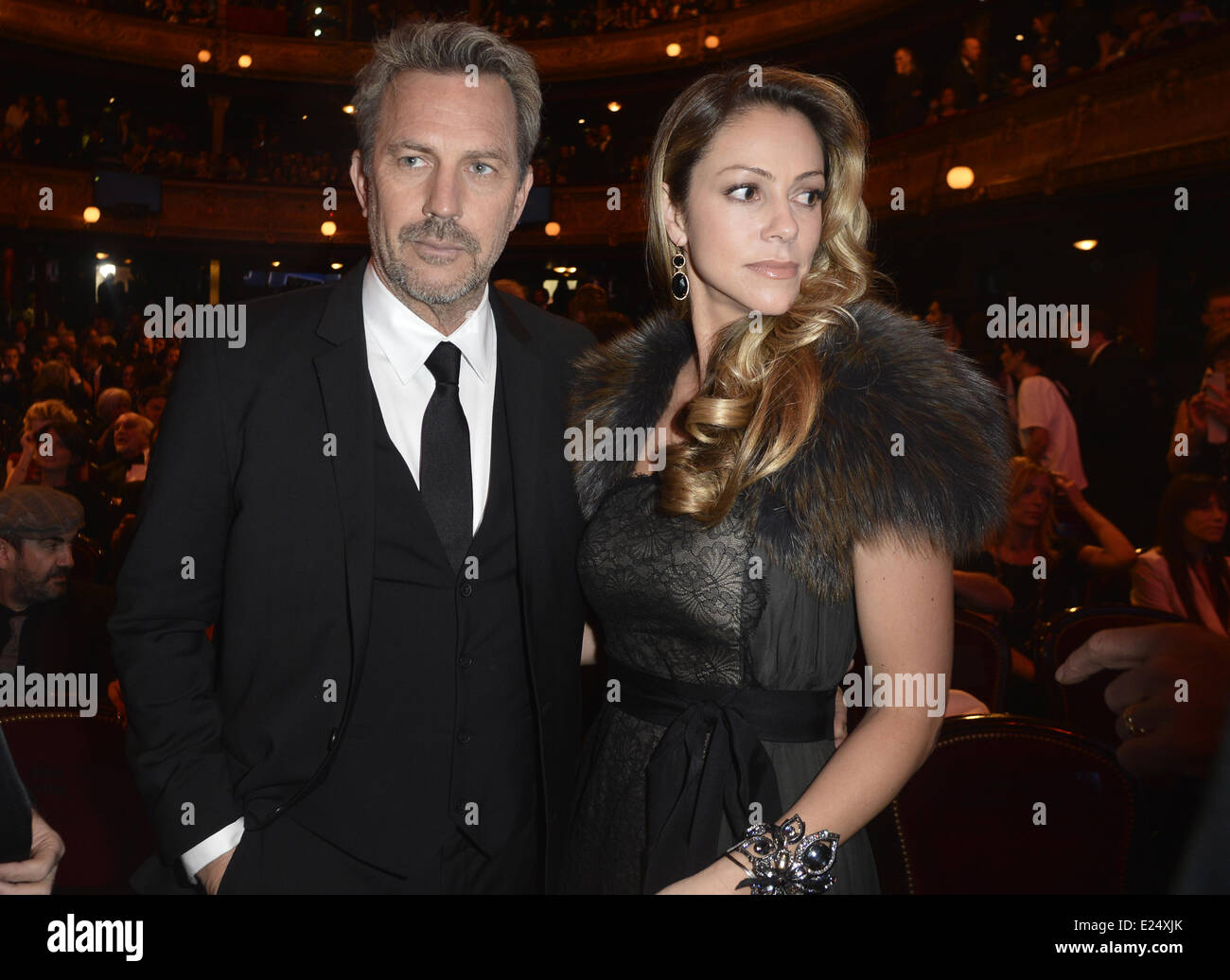 Kevin Costner stellt mit seiner Frau Christine Baumgartner während der 38. Cesar Preisverleihung im Teatro Chatelet Featuring: Kevin Costner, Christine Baumgartner Where: Paris, Frankreich bei: 22. Februar 2013 Stockfoto