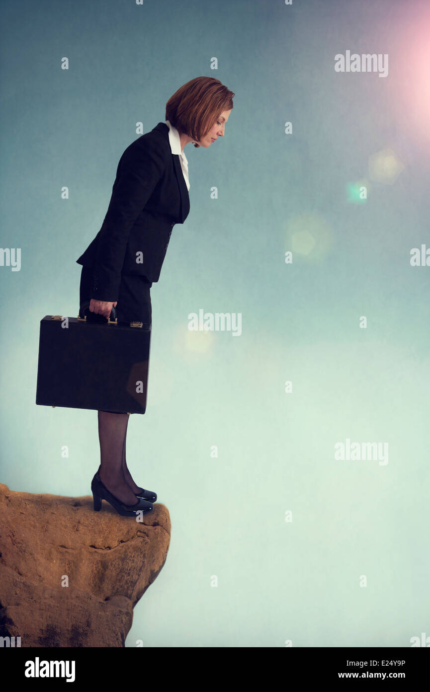 Geschäftsfrau Stand am Abgrund Felsvorsprung Rande einer Klippe Stockfoto