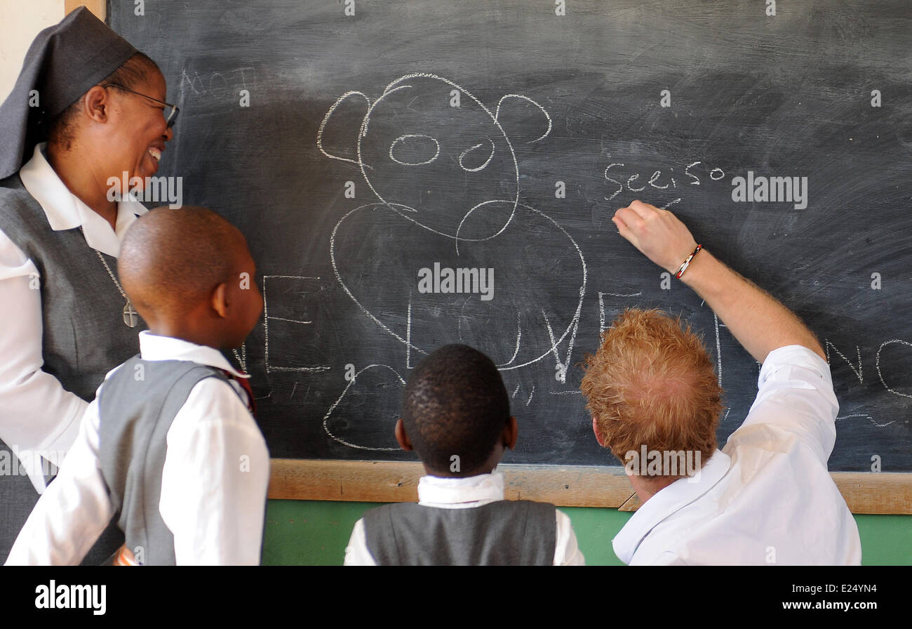 Prinz Harry sitzt ein Zeichen Gebärdensprache Klasse am Kananelo Zentrum für Gehörlose, in der Maseru Bezirk von Lesotho im Kananelo Zentrum für Gehörlose, in der Nähe der Hauptstadt Maseru, die dritte Zeile auf den Thron kam Lesothos Prinz Seeiso, Sentebale mit Harry im Jahr 2006 Mitbegründer.  Mitwirkende: Prinz Harry Where: Maseru, Lesotho wenn: 27. Februar 2013 Stockfoto