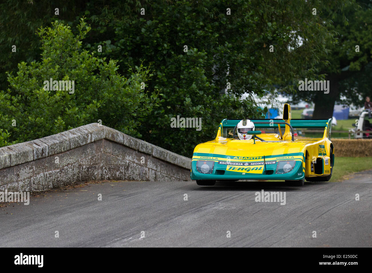 Abarth-Osella Osella PA2 Gruppe 5 (1974) Rennwagen Tergal gelb und grün Farben; Supercars auf der Cholmondeley Pageant of Power. Die Action findet auf der 1,2 Meilen langen Rennstrecke auf dem Parkgelände von Cholmondeley Castle statt, wo über 120 Autos gegeneinander antreten, die sieben Jahrzehnte lang Motorsport bieten. Das Wochenende ist eines der größten Feste der Macht und Geschwindigkeit im Land. Stockfoto