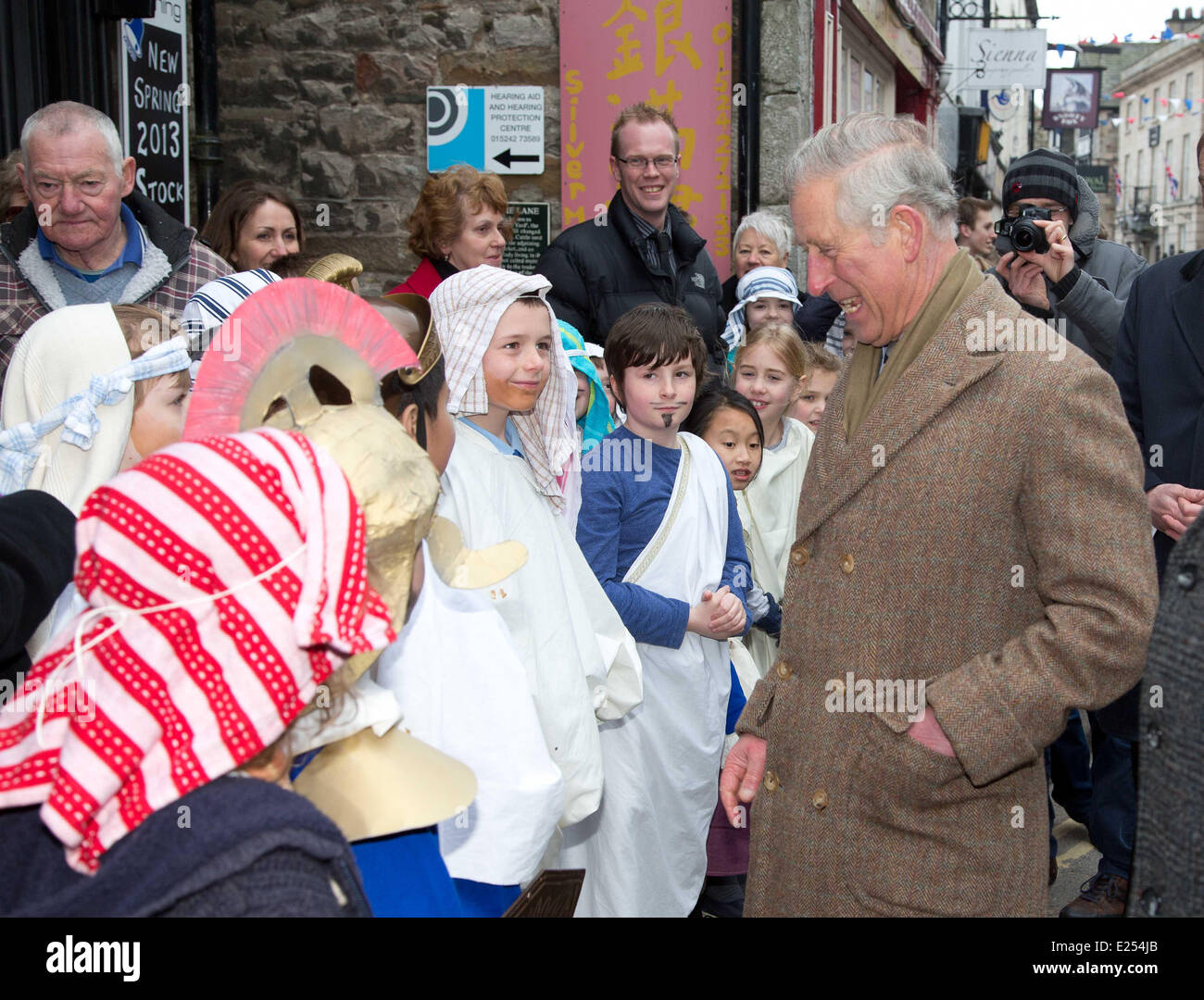 Prinz Charles, Prinz von Wales besucht die Cumbrian Marktstadt Kirkby Lonsdale. Der Prinz besucht den Markt (gewährt die Charta im 12. Jahrhundert), dann tourte Str. Marys Kirche. Kirkby Lonsdale ist eine der wenigen Städte in Cumbria Doomsday Book mit erwähnt: Prinz Charles, Prince Of Wales wo: Cumbria, Vereinigtes Königreich: 28. März 2013 Stockfoto