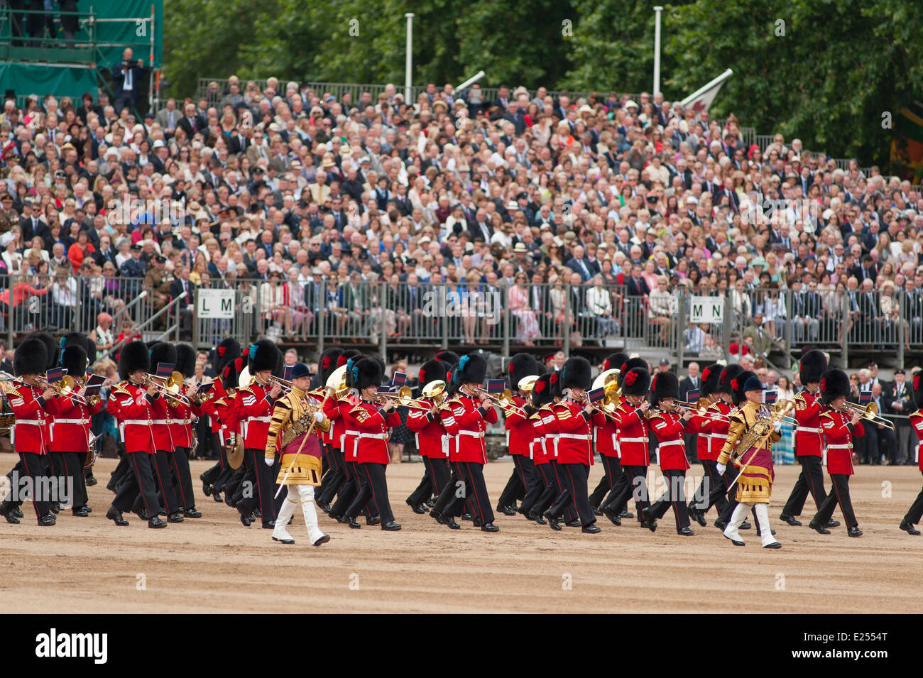 Die Massed Bands des Geschäftsbereichs Wachen bei der Queen Birthday Parade marschieren, Trooping die Farbe Stockfoto
