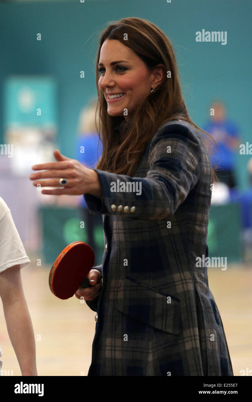 Kate und Will spielen, Tabelle TennisThe Herzog und Herzogin von Cambridge besuchen die Donald Dewar Leisure Centre in Drumchapel, für ihre Stiftung mit neuen schottischen Projektstart: Catherine, Herzogin von Cambridge, Kate Middleton wo: Glasgow, Schottland, Vereinigtes Königreich bei: 4. April 2013 Stockfoto