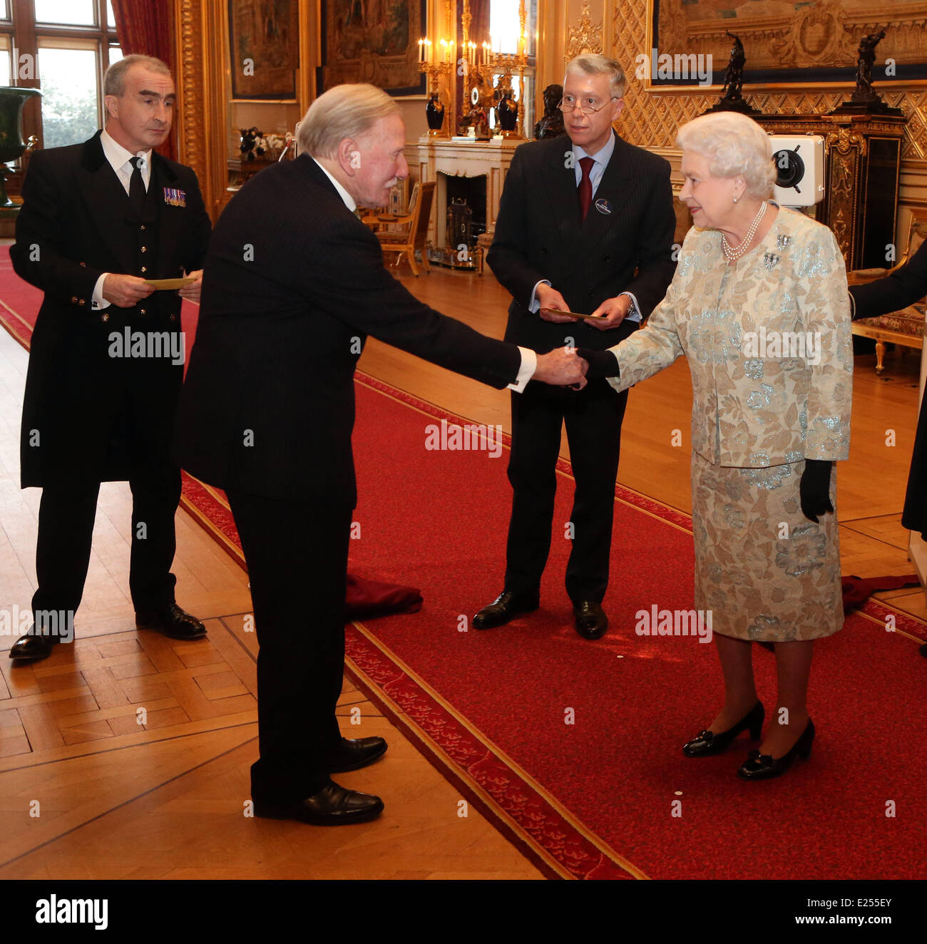 Königin Elizabeth II erhält ein ehrenamtlicher BAFTA als Anerkennung für eine lebenslange Unterstützung britischer Film und Fernsehen auf Windsor Castle Featuring: Königin Elizabeth II, Leslie Phillips wo: Windsor, Großbritannien wenn: 4. April 2013 Stockfoto