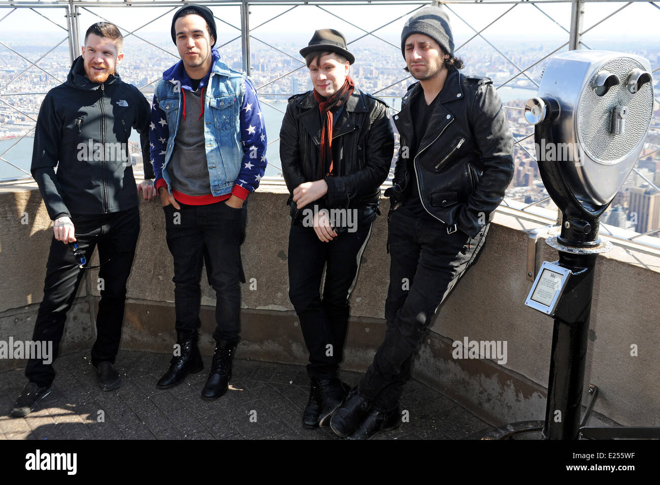 Punk-Rock-Band Fall Out Boy fördern ihr neue Album "Save Rock And Roll' bei einem Fototermin auf dem Empire State Building 86. Stock Observatory Featuring: Fall Out Boy, Andy Hurley, Pete Wentz, Patrick Stump und Joe Trohman Where: New York, NY, Vereinigte Staaten von Amerika bei: 15. April 2013 Stockfoto