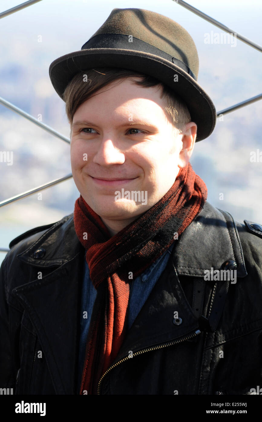 Punk-Rock-Band Fall Out Boy fördern ihr neue Album "Save Rock And Roll' bei einem Fototermin auf dem Empire State Building 86. Stock Observatory Featuring: Patrick Stump wo: New York, NY, Vereinigte Staaten von Amerika bei: 15. April 2013 Stockfoto