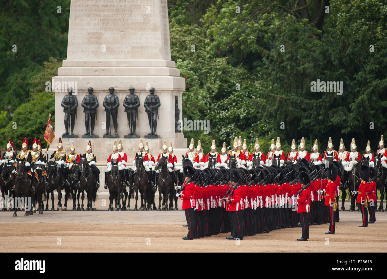 Gardisten und Haushalt Kavallerie am Wachen Denkmal der Königin Birthday Parade Trooping die Farbe Stockfoto