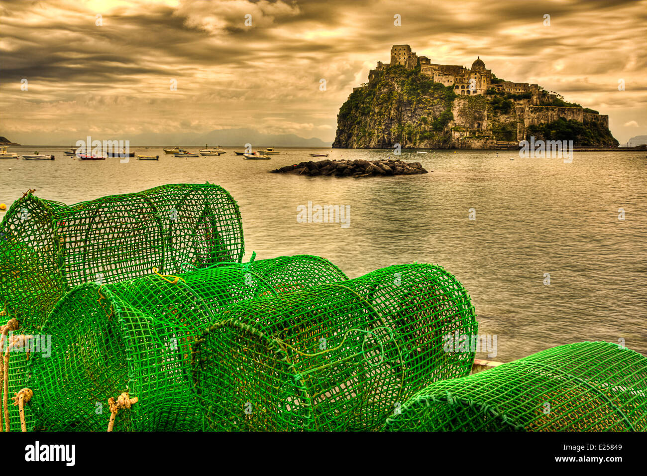 Töpfe, um am Strand von Ischia Ponte trocknen Stockfoto