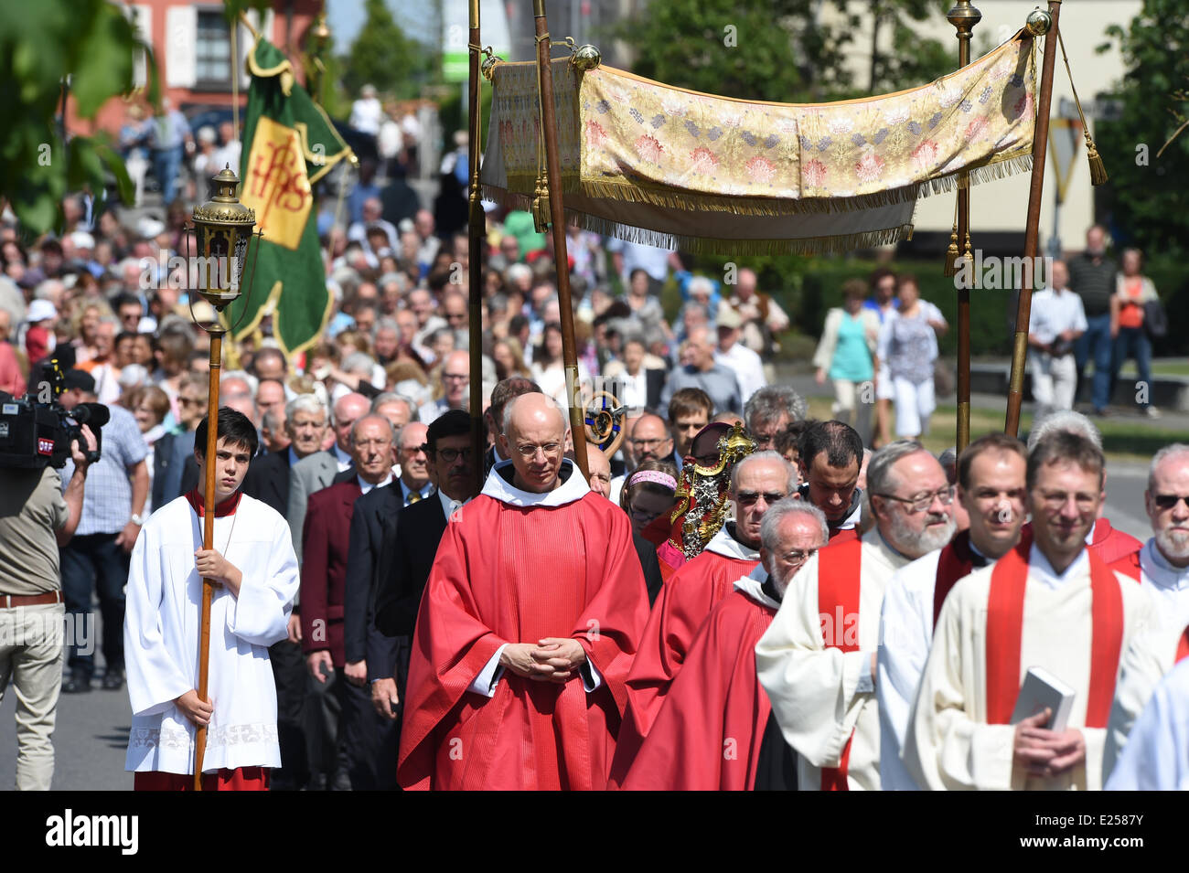 Reichenau, Deutschland. 16. Juni 2014. Abt Urban Federer aus dem Kloster Einsiedeln hält die Reliquie während der Prozession des Heiligen Blut-Festivals auf der Insel Reichenau, Deutschland, 16. Juni 2014. Das Relikt, das Zentrum der Prozession, soll blutgetränkten Erde von Golgatha, Teile des Kreuzes von Jesus und ein satin Stück Tuch getränkt mit dem Blut Christi enthalten. Die Statue wurde im Jahr 925 auf die Insel gebracht. Bildnachweis: Dpa picture Alliance/Alamy Live News Stockfoto Reichenau, Deutschland. 16. Juni 2014. Abt Urban Federer aus dem Kloster Einsiedeln hält die Reliquie während der Prozession des Heiligen Blut-Festivals auf der Insel Reichenau, Deutschland, 16. Juni 2014. Das Relikt, das Zentrum der Prozession, soll blutgetränkten Erde von Golgatha, Teile des Kreuzes von Jesus und ein satin Stück Tuch getränkt mit dem Blut Christi enthalten. Die Statue wurde im Jahr 925 auf die Insel gebracht. Bildnachweis: Dpa picture Alliance/Alamy Live News Stockfoto