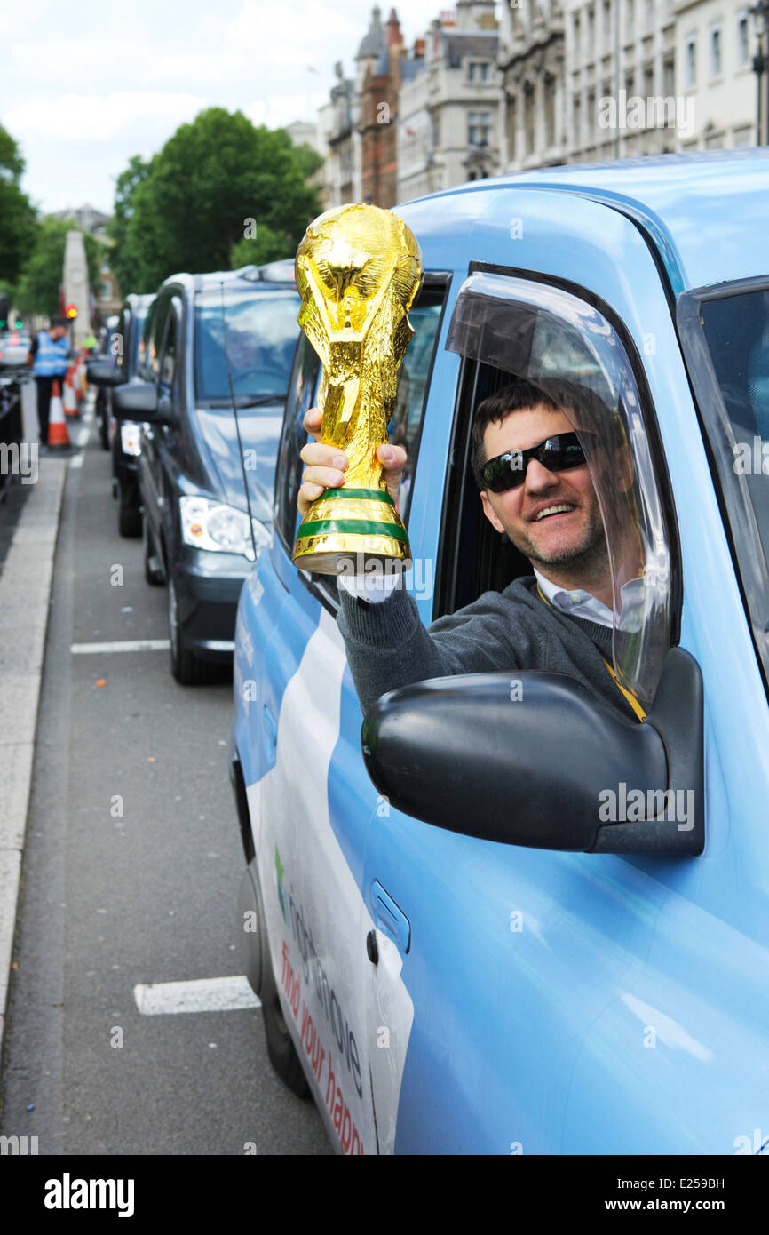 Fußball-Anhänger: London Taxi-Fahrer zeigt seine Unterstützung für die WM - mit einer Nachahmung WM-Trophäe. Stockfoto