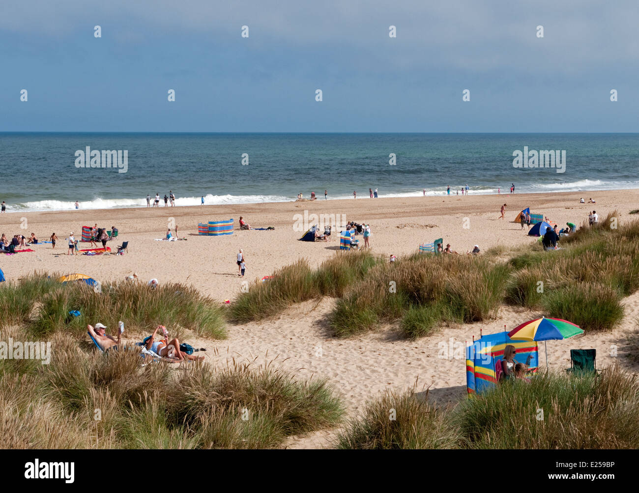Urlauber auf den Dünen und goldenen Sandstrand von Winterton-on-Sea Beach in Norfolk, England Stockfoto