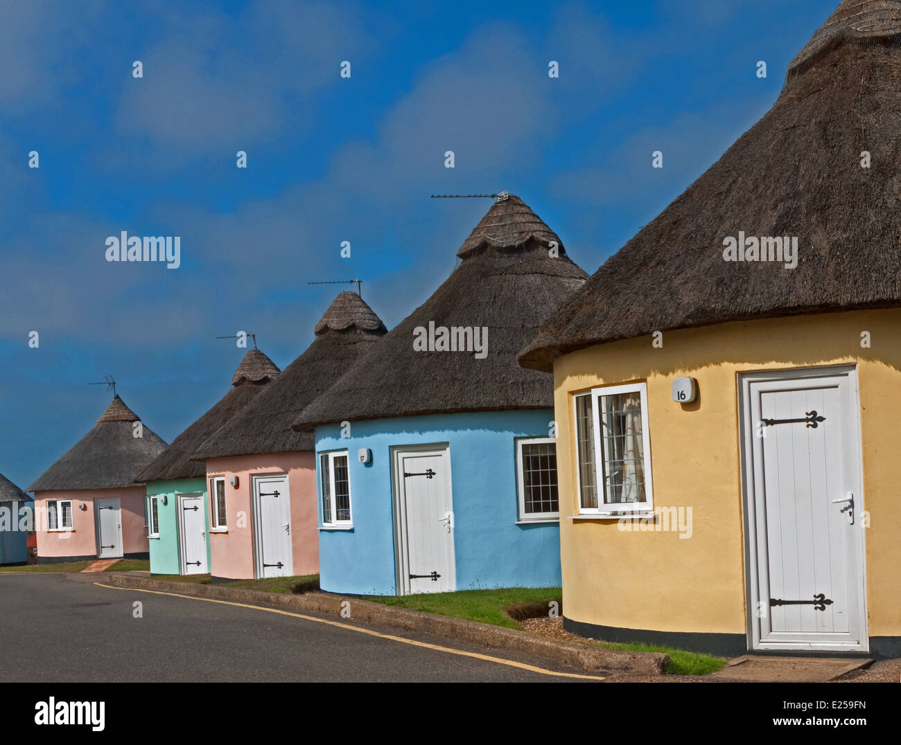 Abgerundete reetgedeckte Ferienhäuser in Winterton-on-Sea, Norfolk, England Stockfoto