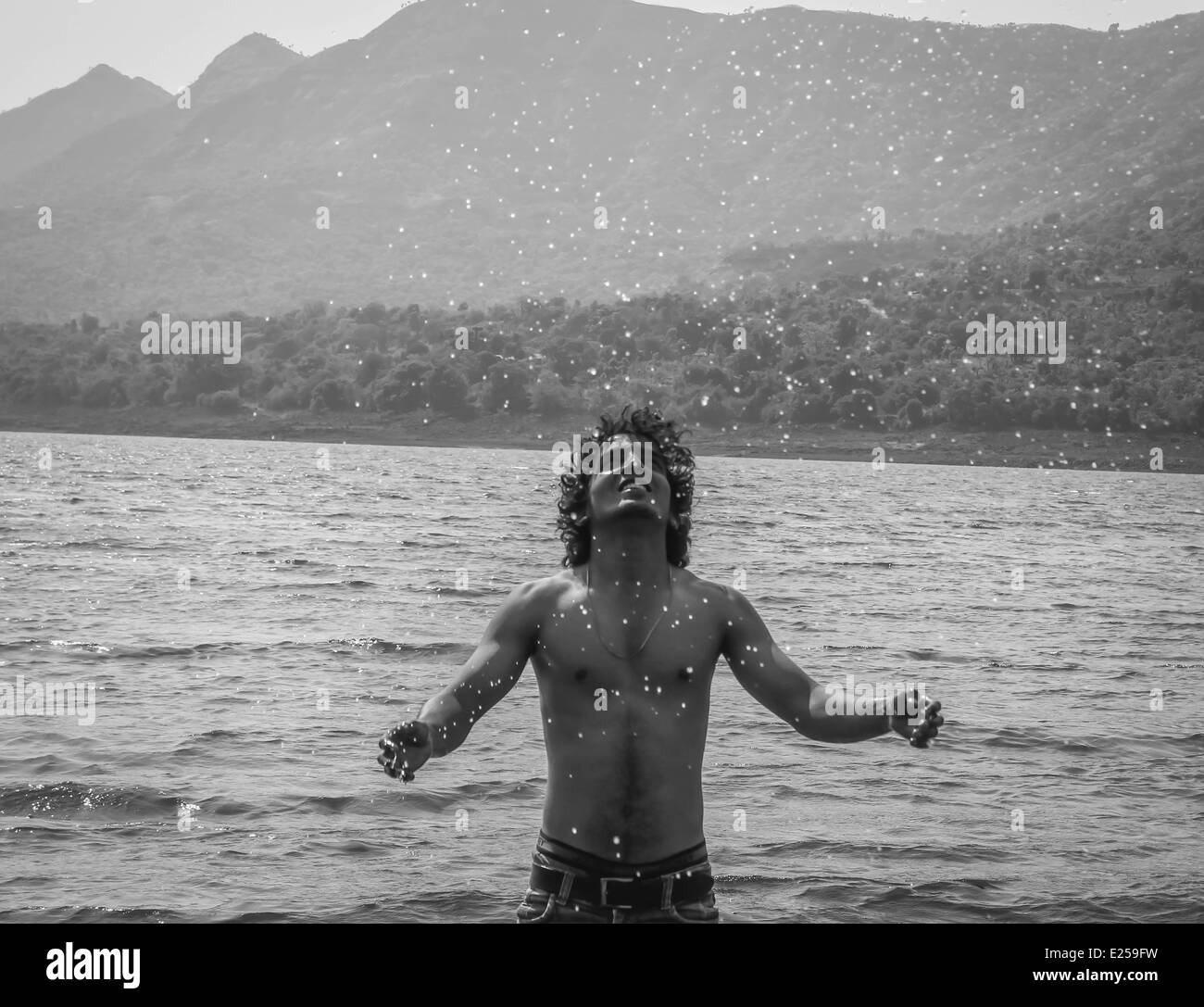 Spiellaune herauskommt, wenn Sie an der Wasser-Landschaft im Sommer Stockfoto