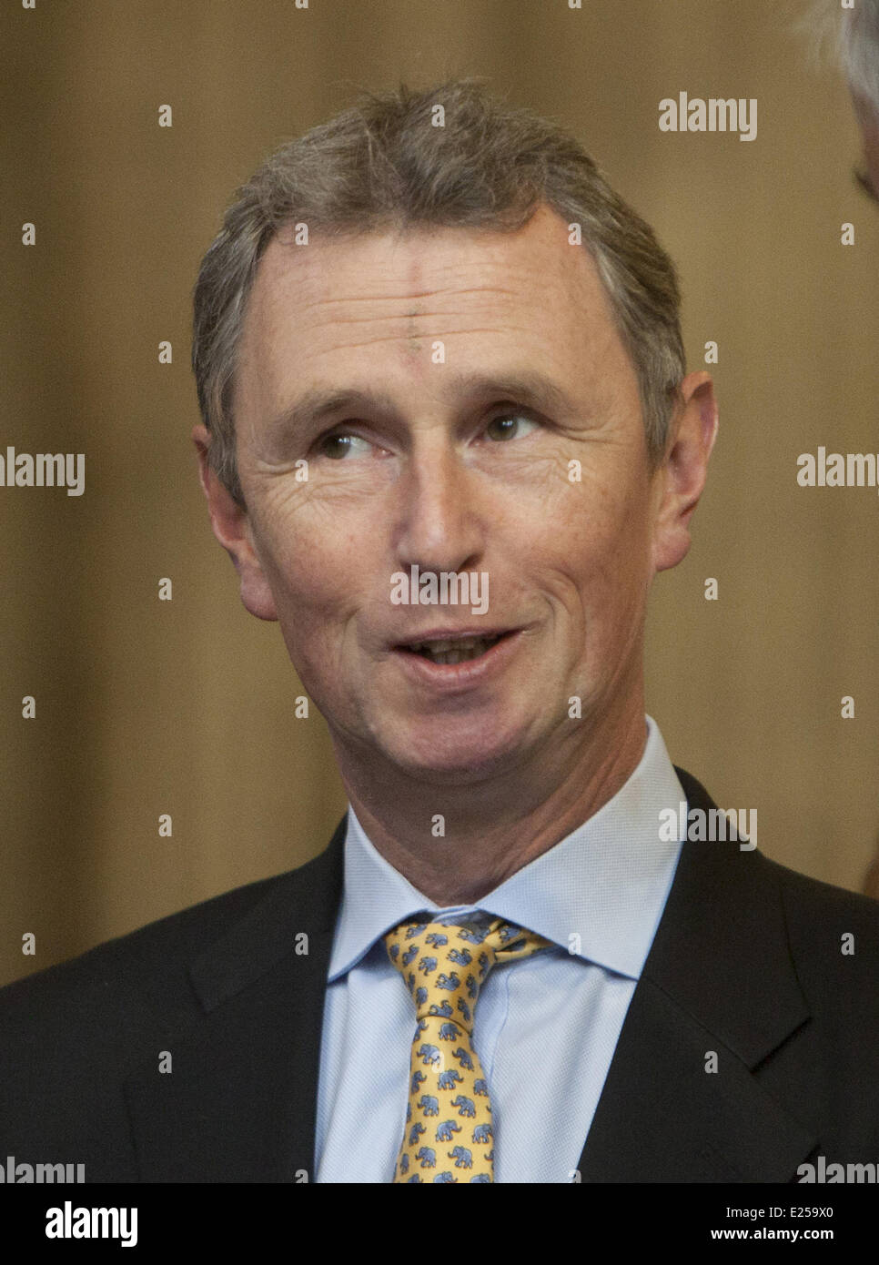 Königin Elizabeth II, kümmert sich der jährliche Zustand des Parlaments Eröffnungsfeier am Palace of Westminster. Die Königin wurde wie gewohnt von HRH The Duke of Edinburgh begleitet und dieses Jahr von HRH The Prince Of Wales und HRH The Duchess of Cornwall zum ersten Mal mit: Nigel Evans wo: London, Vereinigtes Königreich bei: 8. Mai 2013 Stockfoto