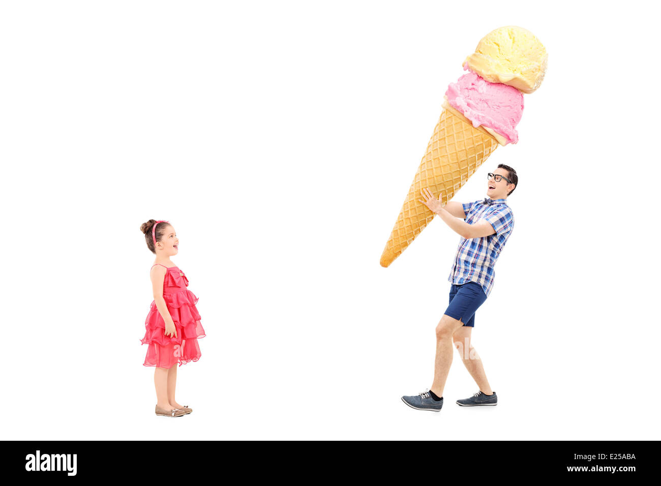 Mann aufgeregt Mädchen riesige Eis bringen Stockfoto