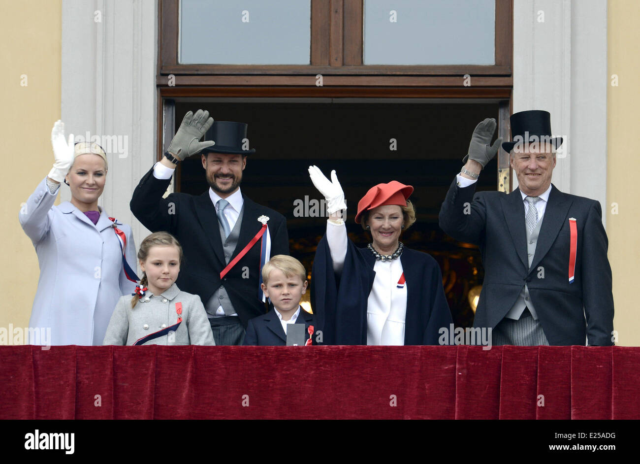 Kronprinz Haakon Kronprinzessin Mette-Marit, Prinz Sverre Magnus, Prinzessin Ingrid Alexandra, Königin Sonja und König Harald winken vom Balkon des königlichen Palastes in Oslo, Norwegen am 17. Mai 2013, die norwegische nationale Jahrestag.  Mitwirkende: Prinz Sverre Magnus, Prinzessin Ingrid Alexandra, Kronprinz Haakon, Kronprinzessin Mette-Marit, Königin Sonja und König Harald wo: Oslo, Norwegen bei: 17. Mai 2013 Stockfoto