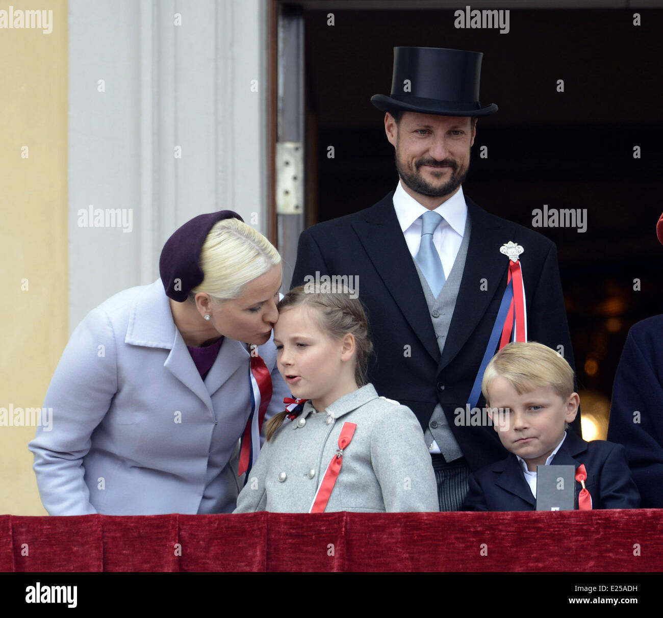Kronprinz Haakon Kronprinzessin Mette-Marit, Prinz Sverre Magnus, Prinzessin Ingrid Alexandra, Königin Sonja und König Harald winken vom Balkon des königlichen Palastes in Oslo, Norwegen am 17. Mai 2013, die norwegische nationale Jahrestag.  Mitwirkende: Prinz Sverre Magnus, Prinzessin Ingrid Alexandra, Kronprinz Haakon und Kronprinzessin Mette-Marit wo: Oslo, Norwegen bei: 17. Mai 2013 Stockfoto