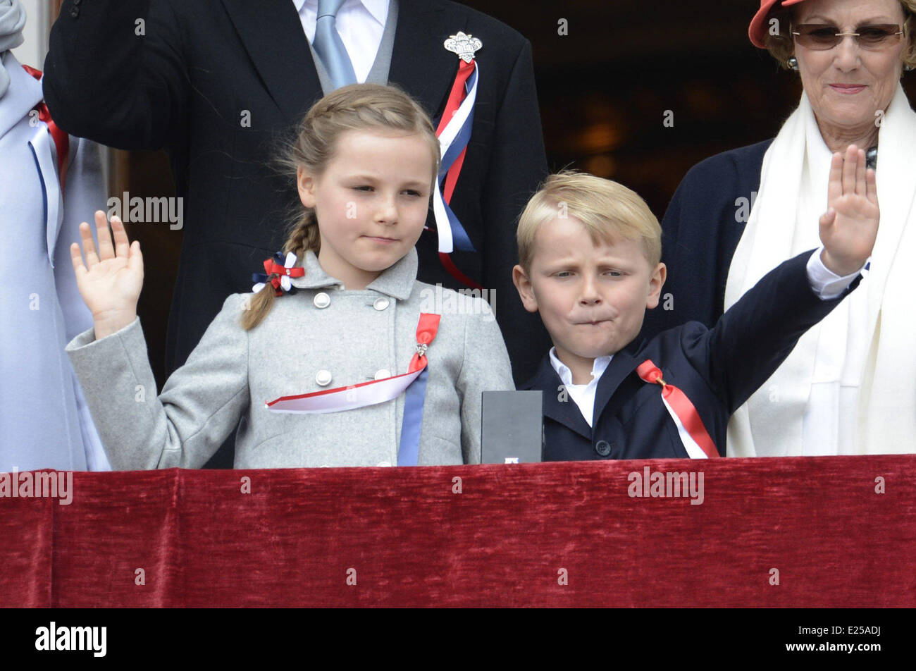 Kronprinz Haakon Kronprinzessin Mette-Marit, Prinz Sverre Magnus, Prinzessin Ingrid Alexandra, Königin Sonja und König Harald winken vom Balkon des königlichen Palastes in Oslo, Norwegen am 17. Mai 2013, die norwegische nationale Jahrestag.  Mitwirkende: Prinz Sverre Magnus, Prinzessin Ingrid Alexandra Where: Oslo, Norwegen bei: 17. Mai 2013 Stockfoto