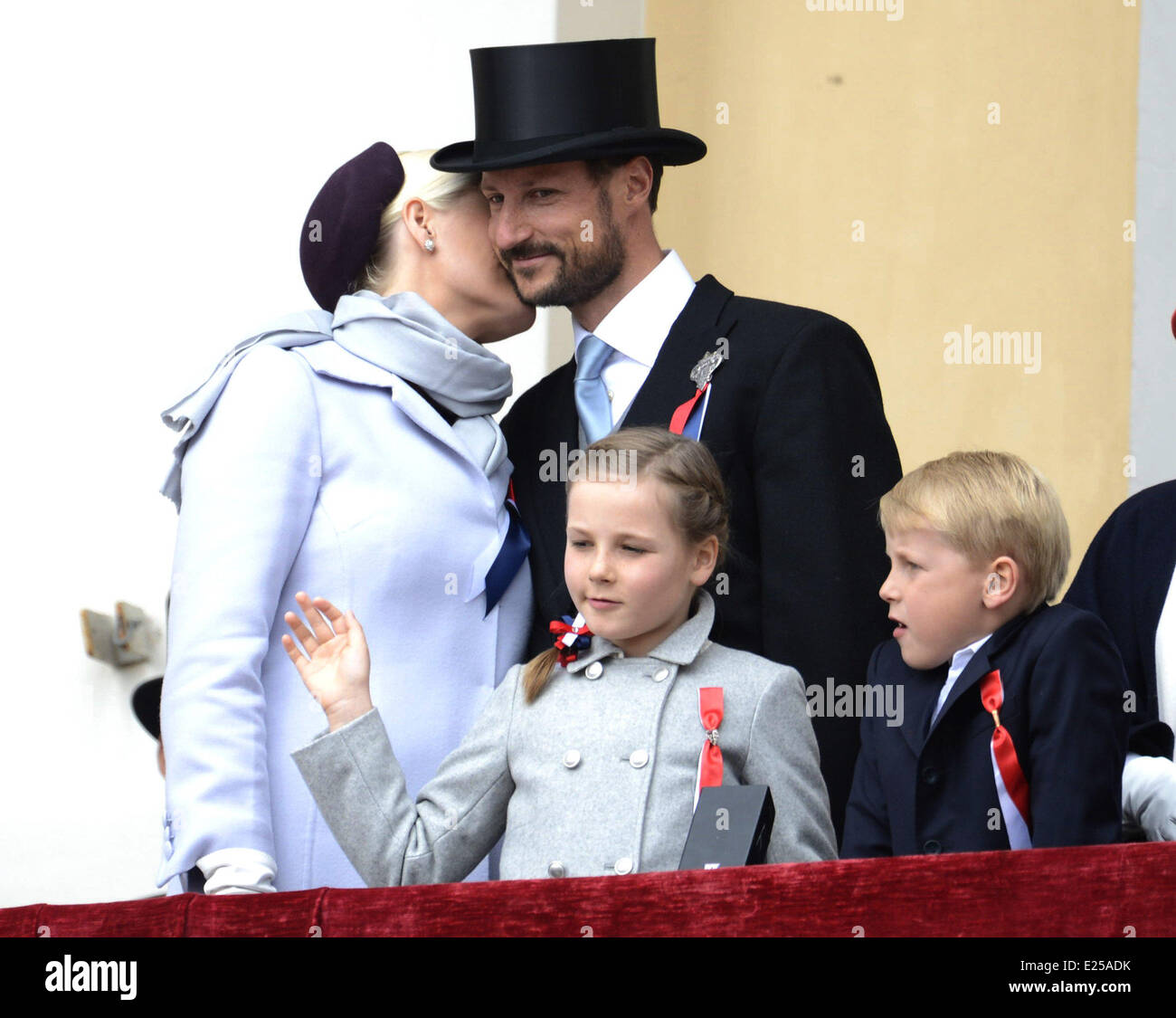 Kronprinz Haakon Kronprinzessin Mette-Marit, Prinz Sverre Magnus, Prinzessin Ingrid Alexandra, Königin Sonja und König Harald winken vom Balkon des königlichen Palastes in Oslo, Norwegen am 17. Mai 2013, die norwegische nationale Jahrestag.  Mitwirkende: Prinz Sverre Magnus, Prinzessin Ingrid Alexandra, Kronprinz Haakon und Kronprinzessin Mette-Marit wo: Oslo, Norwegen bei: 17. Mai 2013 Stockfoto