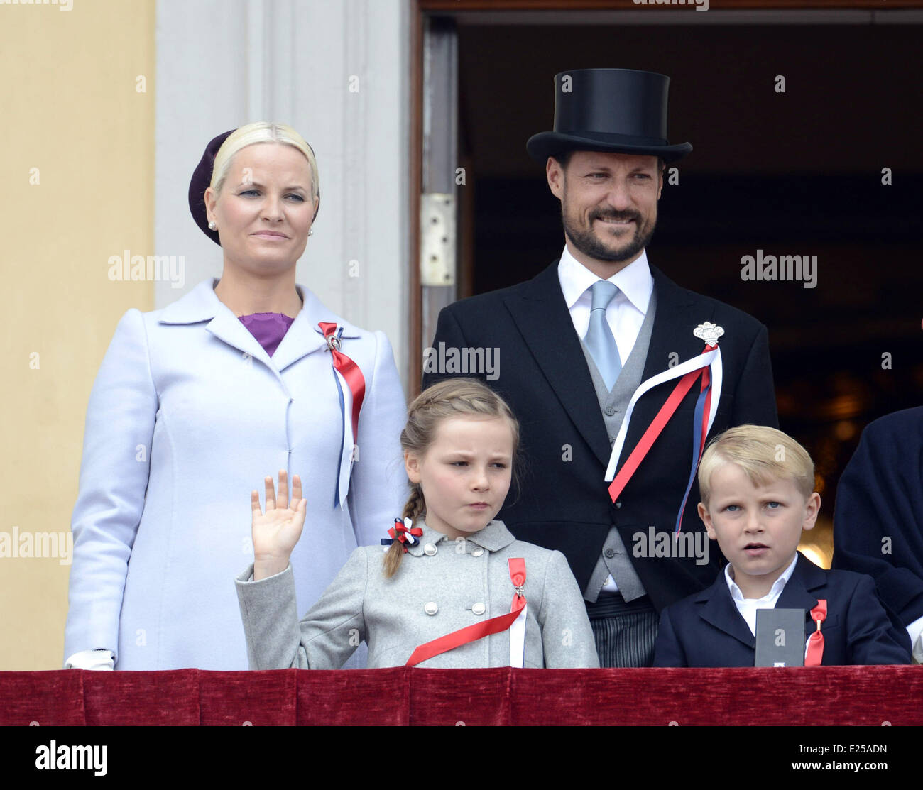 Kronprinz Haakon Kronprinzessin Mette-Marit, Prinz Sverre Magnus, Prinzessin Ingrid Alexandra, Königin Sonja und König Harald winken vom Balkon des königlichen Palastes in Oslo, Norwegen am 17. Mai 2013, die norwegische nationale Jahrestag.  Mitwirkende: Prinz Sverre Magnus, Prinzessin Ingrid Alexandra, Kronprinz Haakon und Kronprinzessin Mette-Marit wo: Oslo, Norwegen bei: 17. Mai 2013 Stockfoto