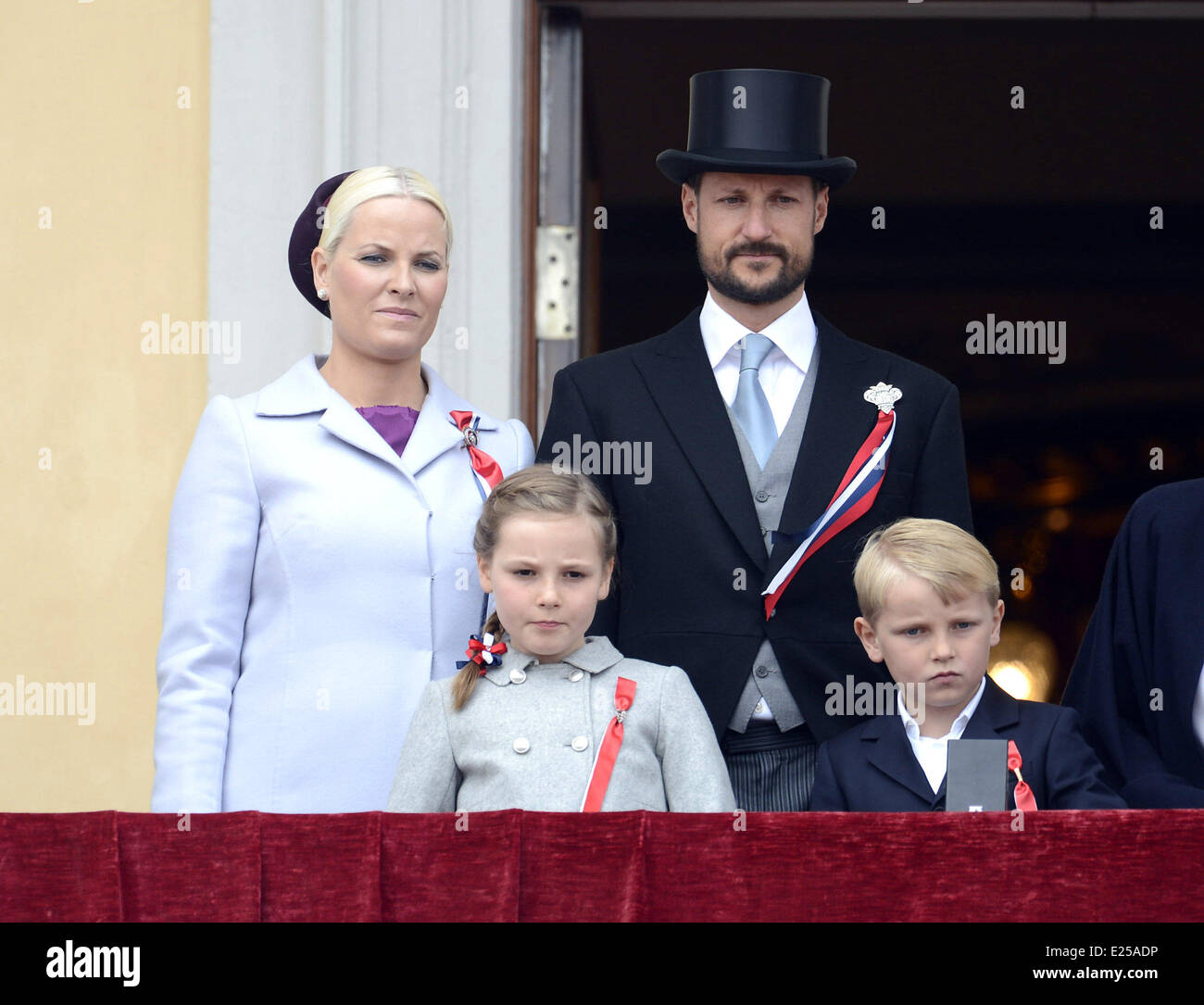 Kronprinz Haakon Kronprinzessin Mette-Marit, Prinz Sverre Magnus, Prinzessin Ingrid Alexandra, Königin Sonja und König Harald winken vom Balkon des königlichen Palastes in Oslo, Norwegen am 17. Mai 2013, die norwegische nationale Jahrestag.  Mitwirkende: Prinz Sverre Magnus, Prinzessin Ingrid Alexandra, Kronprinz Haakon und Kronprinzessin Mette-Marit wo: Oslo, Norwegen bei: 17. Mai 2013 Stockfoto