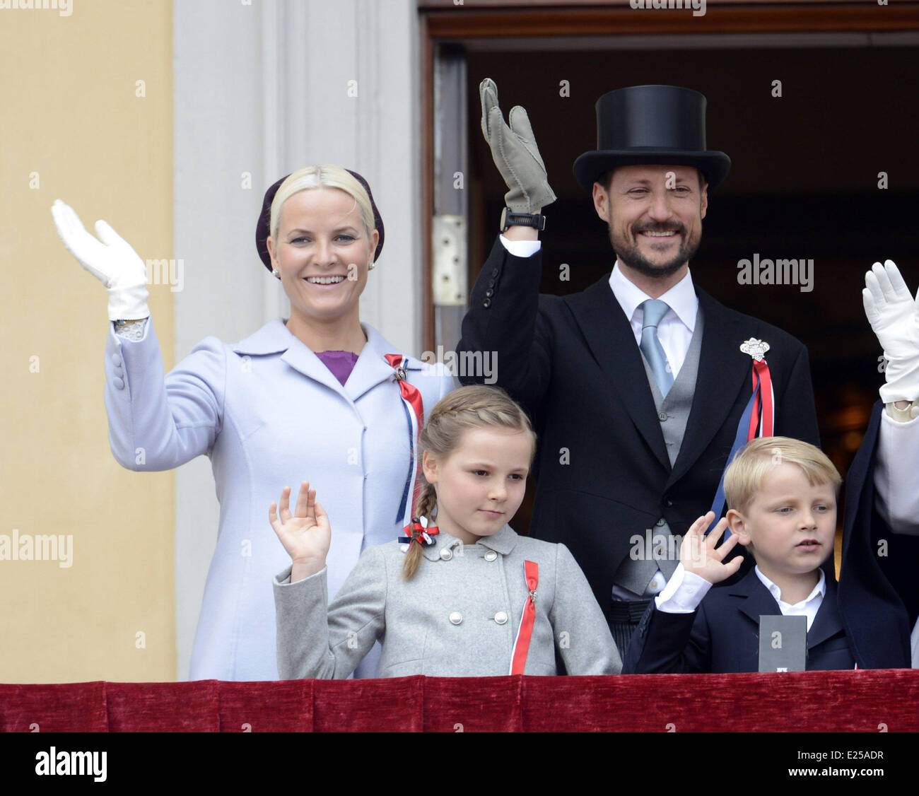 Kronprinz Haakon Kronprinzessin Mette-Marit, Prinz Sverre Magnus, Prinzessin Ingrid Alexandra, Königin Sonja und König Harald winken vom Balkon des königlichen Palastes in Oslo, Norwegen am 17. Mai 2013, die norwegische nationale Jahrestag.  Mitwirkende: Prinz Sverre Magnus, Prinzessin Ingrid Alexandra, Kronprinz Haakon und Kronprinzessin Mette-Marit wo: Oslo, Norwegen bei: 17. Mai 2013 Stockfoto