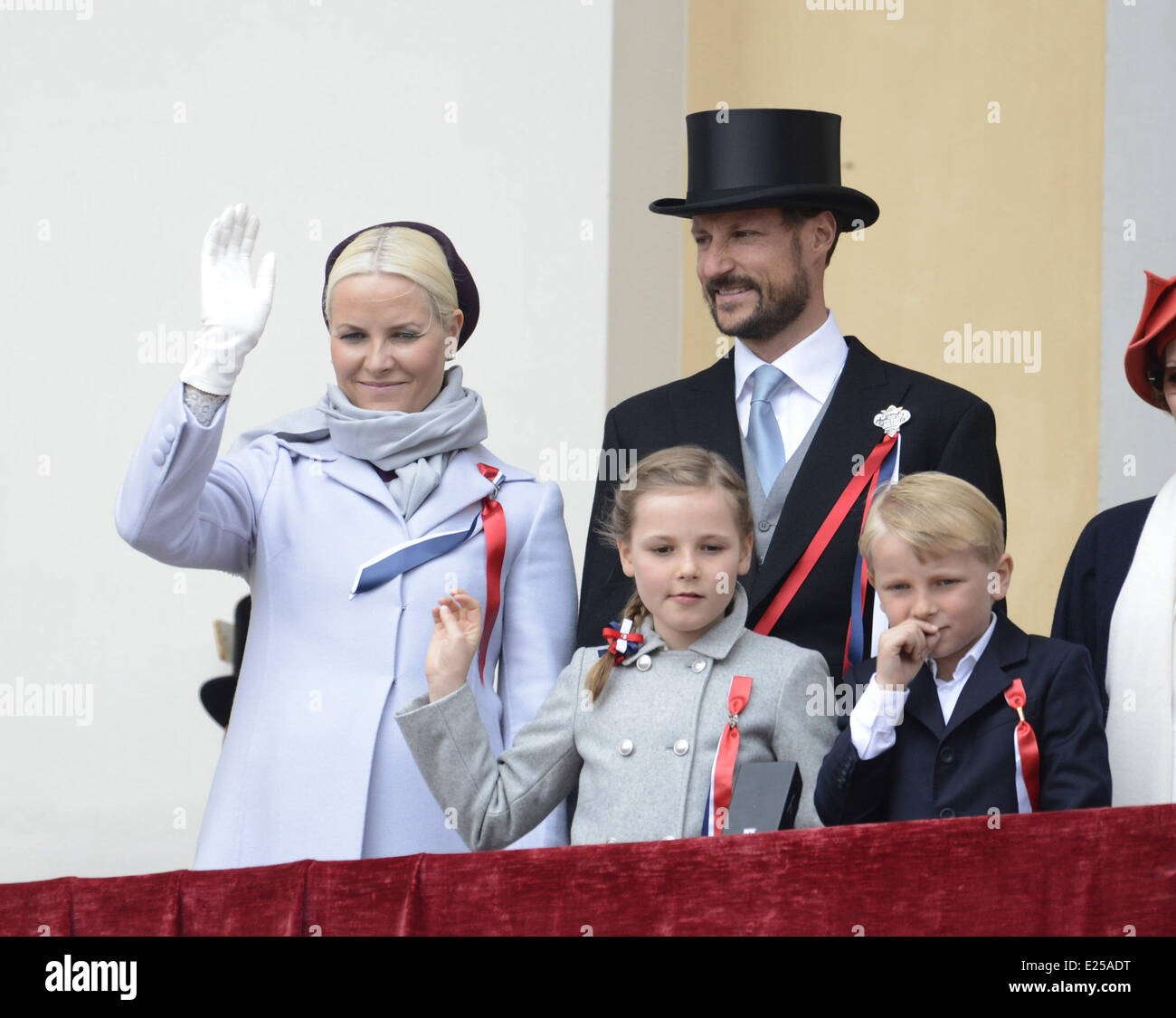 Kronprinz Haakon Kronprinzessin Mette-Marit, Prinz Sverre Magnus, Prinzessin Ingrid Alexandra, Königin Sonja und König Harald winken vom Balkon des königlichen Palastes in Oslo, Norwegen am 17. Mai 2013, die norwegische nationale Jahrestag.  Mitwirkende: Prinz Sverre Magnus, Prinzessin Ingrid Alexandra, Kronprinz Haakon und Kronprinzessin Mette-Marit wo: Oslo, Norwegen bei: 17. Mai 2013 Stockfoto