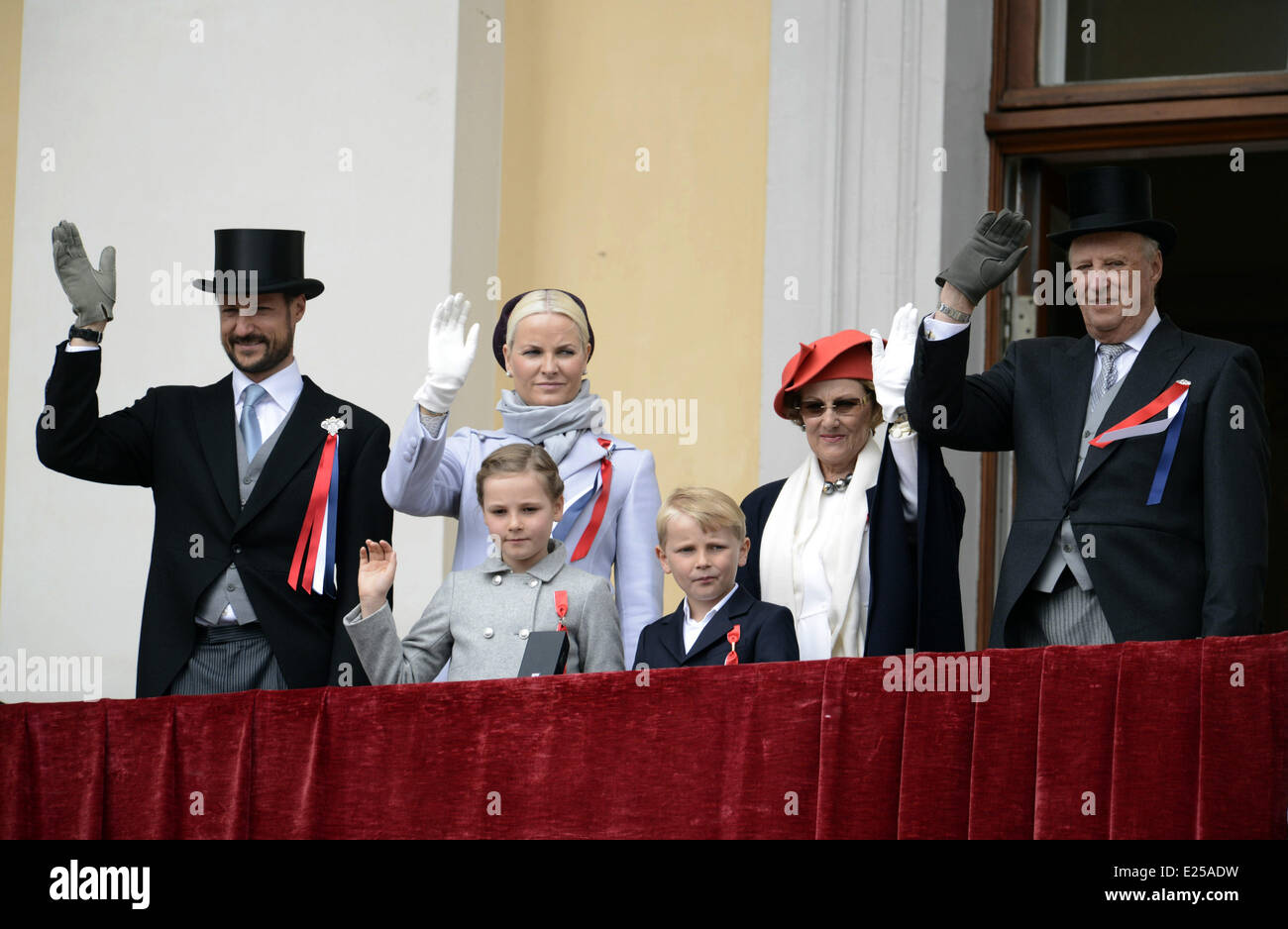 Kronprinz Haakon Kronprinzessin Mette-Marit, Prinz Sverre Magnus, Prinzessin Ingrid Alexandra, Königin Sonja und König Harald winken vom Balkon des königlichen Palastes in Oslo, Norwegen am 17. Mai 2013, die norwegische nationale Jahrestag.  Mitwirkende: Prinz Sverre Magnus, Prinzessin Ingrid Alexandra, Kronprinz Haakon, Kronprinzessin Mette-Marit, Königin Sonja und König Harald wo: Oslo, Norwegen bei: 17. Mai 2013 Stockfoto