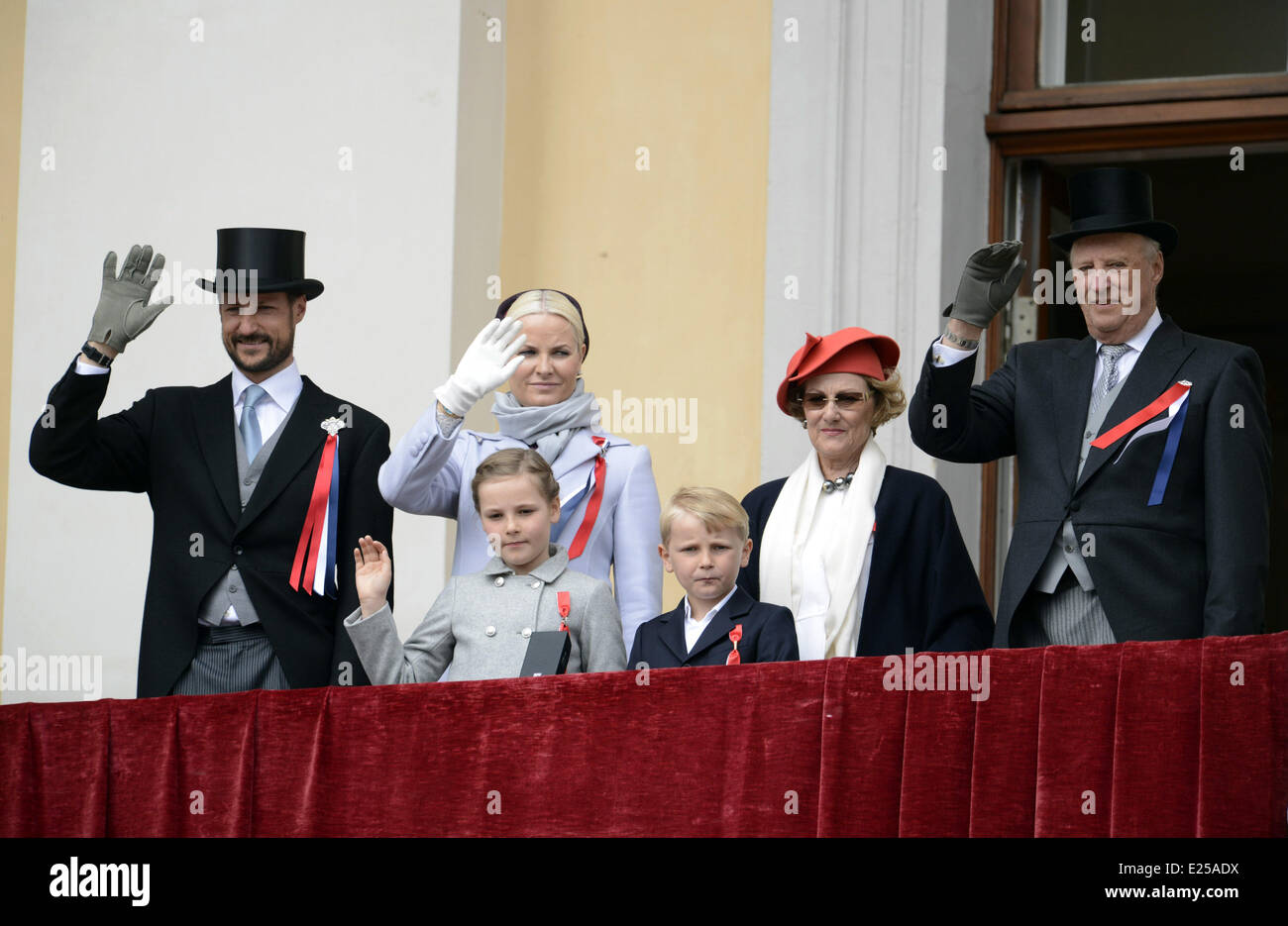Kronprinz Haakon Kronprinzessin Mette-Marit, Prinz Sverre Magnus, Prinzessin Ingrid Alexandra, Königin Sonja und König Harald winken vom Balkon des königlichen Palastes in Oslo, Norwegen am 17. Mai 2013, die norwegische nationale Jahrestag.  Mitwirkende: Prinz Sverre Magnus, Prinzessin Ingrid Alexandra, Kronprinz Haakon, Kronprinzessin Mette-Marit, Königin Sonja und König Harald wo: Oslo, Norwegen bei: 17. Mai 2013 Stockfoto