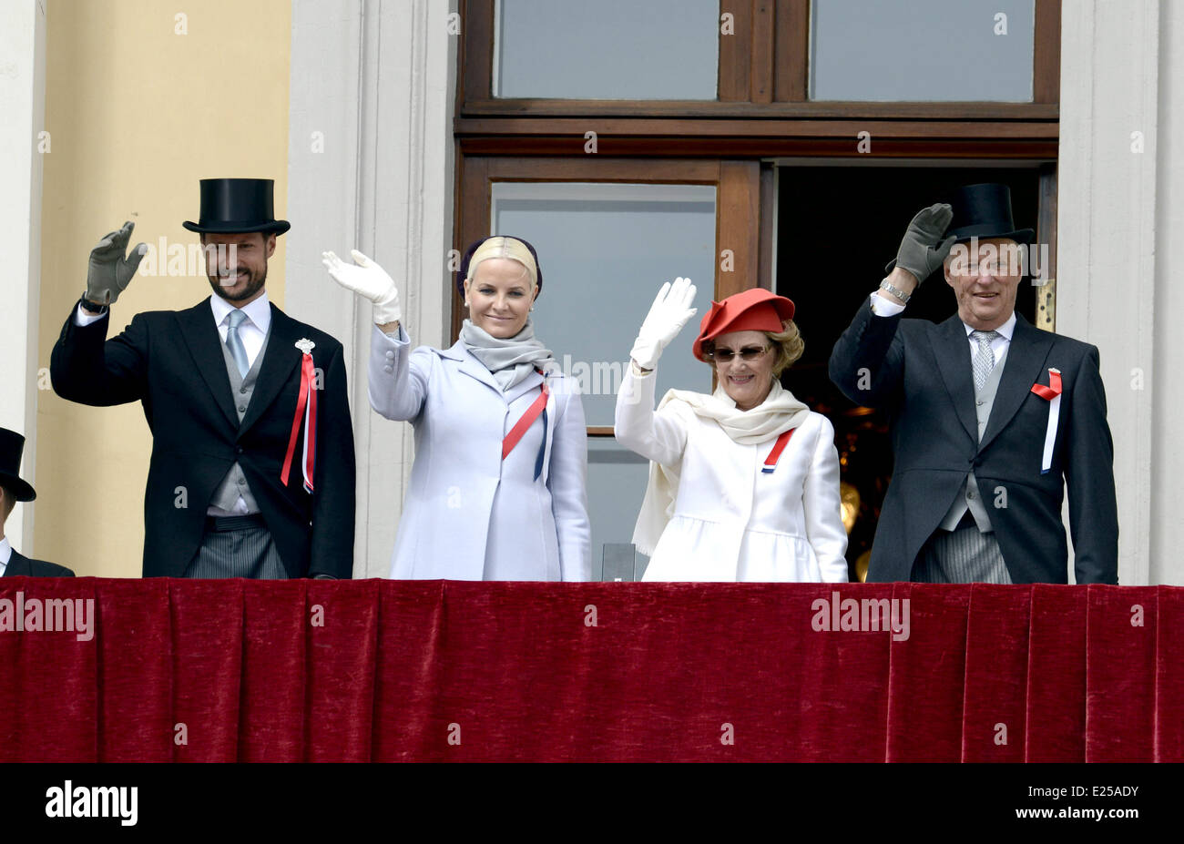 Kronprinz Haakon Kronprinzessin Mette-Marit, Prinz Sverre Magnus, Prinzessin Ingrid Alexandra, Königin Sonja und König Harald winken vom Balkon des königlichen Palastes in Oslo, Norwegen am 17. Mai 2013, die norwegische nationale Jahrestag.  Mitwirkende: Kronprinz Haakon Kronprinzessin Mette-Marit, Königin Sonja, König Harald wo: Oslo, Norwegen bei: 17. Mai 2013 Stockfoto