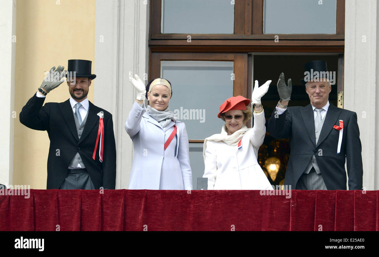 Kronprinz Haakon Kronprinzessin Mette-Marit, Prinz Sverre Magnus, Prinzessin Ingrid Alexandra, Königin Sonja und König Harald winken vom Balkon des königlichen Palastes in Oslo, Norwegen am 17. Mai 2013, die norwegische nationale Jahrestag.  Mitwirkende: Kronprinz Haakon Kronprinzessin Mette-Marit, Königin Sonja, König Harald wo: Oslo, Norwegen bei: 17. Mai 2013 Stockfoto