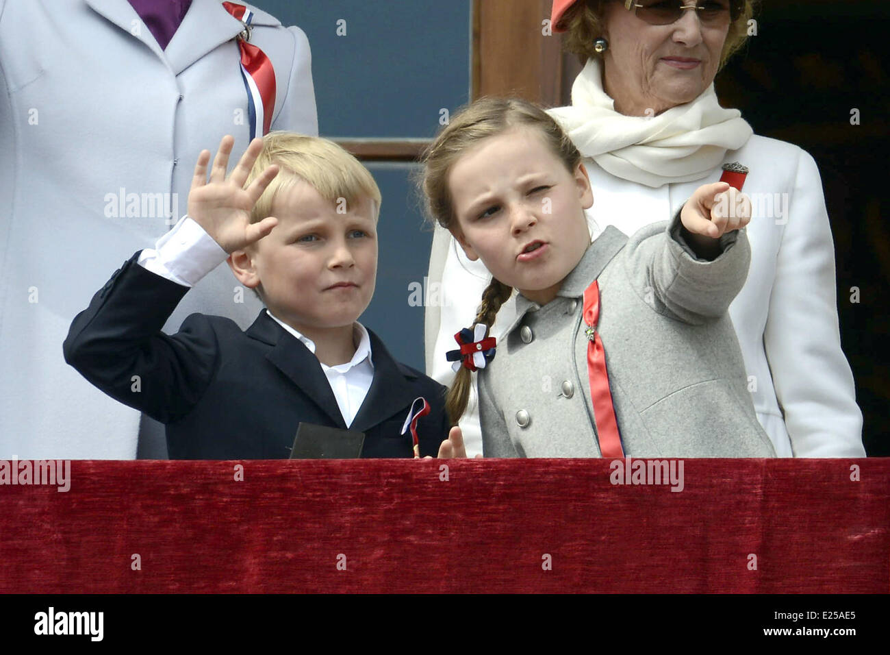 Kronprinz Haakon Kronprinzessin Mette-Marit, Prinz Sverre Magnus, Prinzessin Ingrid Alexandra, Königin Sonja und König Harald winken vom Balkon des königlichen Palastes in Oslo, Norwegen am 17. Mai 2013, die norwegische nationale Jahrestag.  Mitwirkende: Prinz Sverre Magnus, Prinzessin Ingrid Alexandra Where: Oslo, Norwegen bei: 17. Mai 2013 Stockfoto
