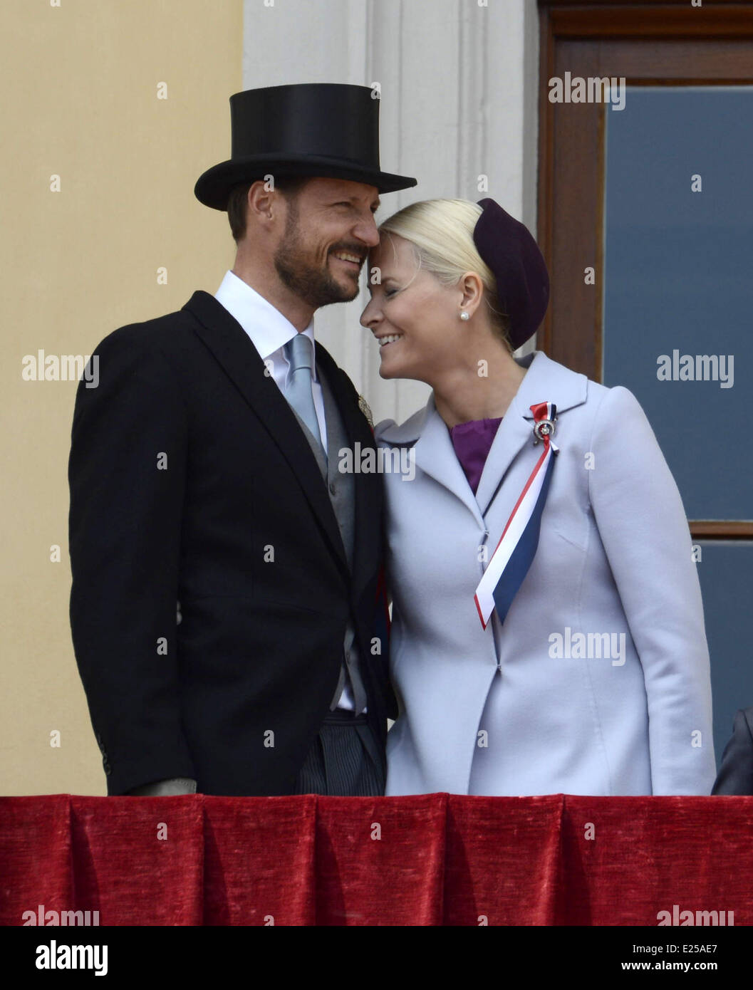 Kronprinz Haakon Kronprinzessin Mette-Marit, Prinz Sverre Magnus, Prinzessin Ingrid Alexandra, Königin Sonja und König Harald winken vom Balkon des königlichen Palastes in Oslo, Norwegen am 17. Mai 2013, die norwegische nationale Jahrestag.  Mitwirkende: Kronprinz Haakon, Kronprinzessin Mette-Marit wo: Oslo, Norwegen bei: 17. Mai 2013 Stockfoto